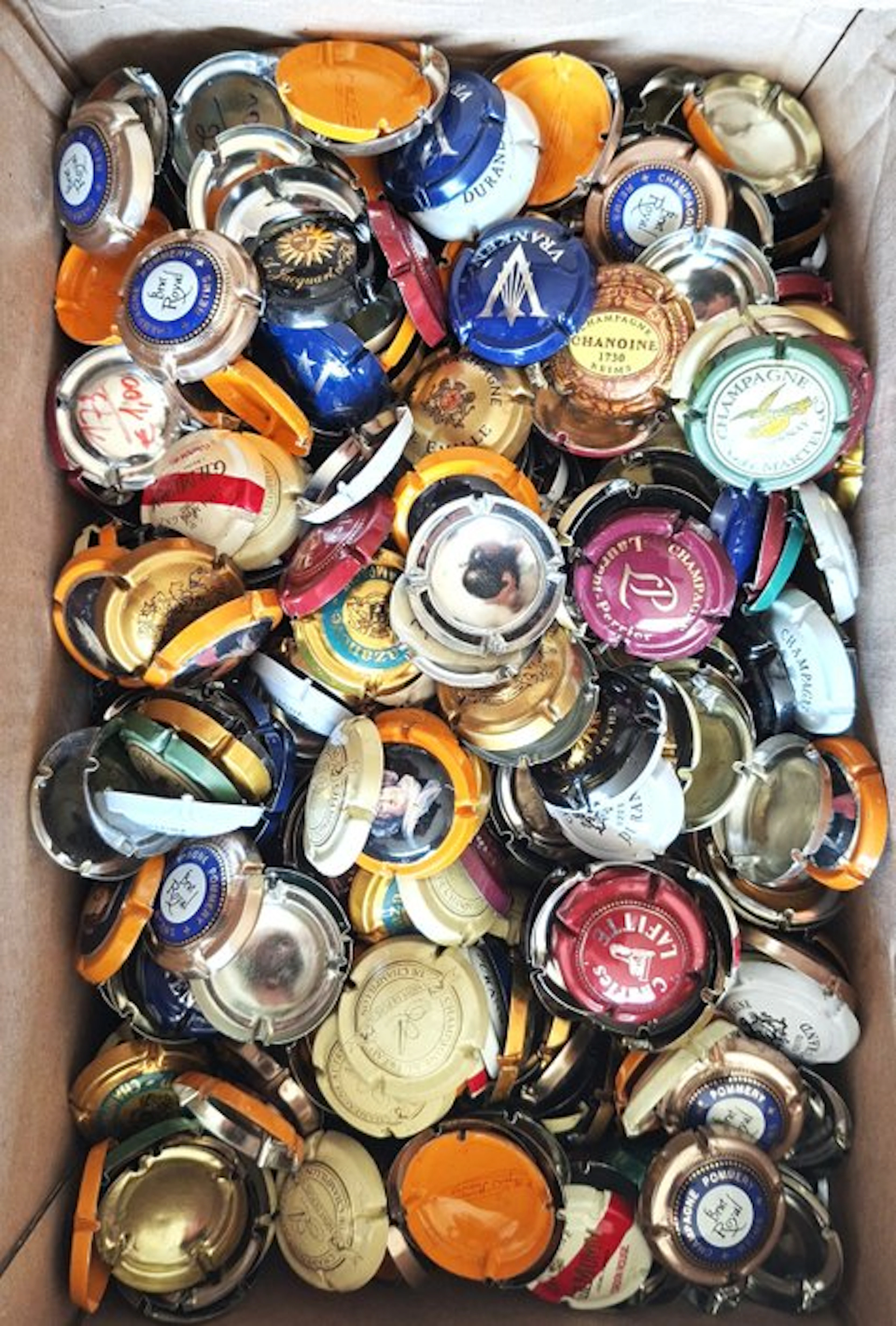 Champagne capsule collection - 1.1 kg of champagne capsules