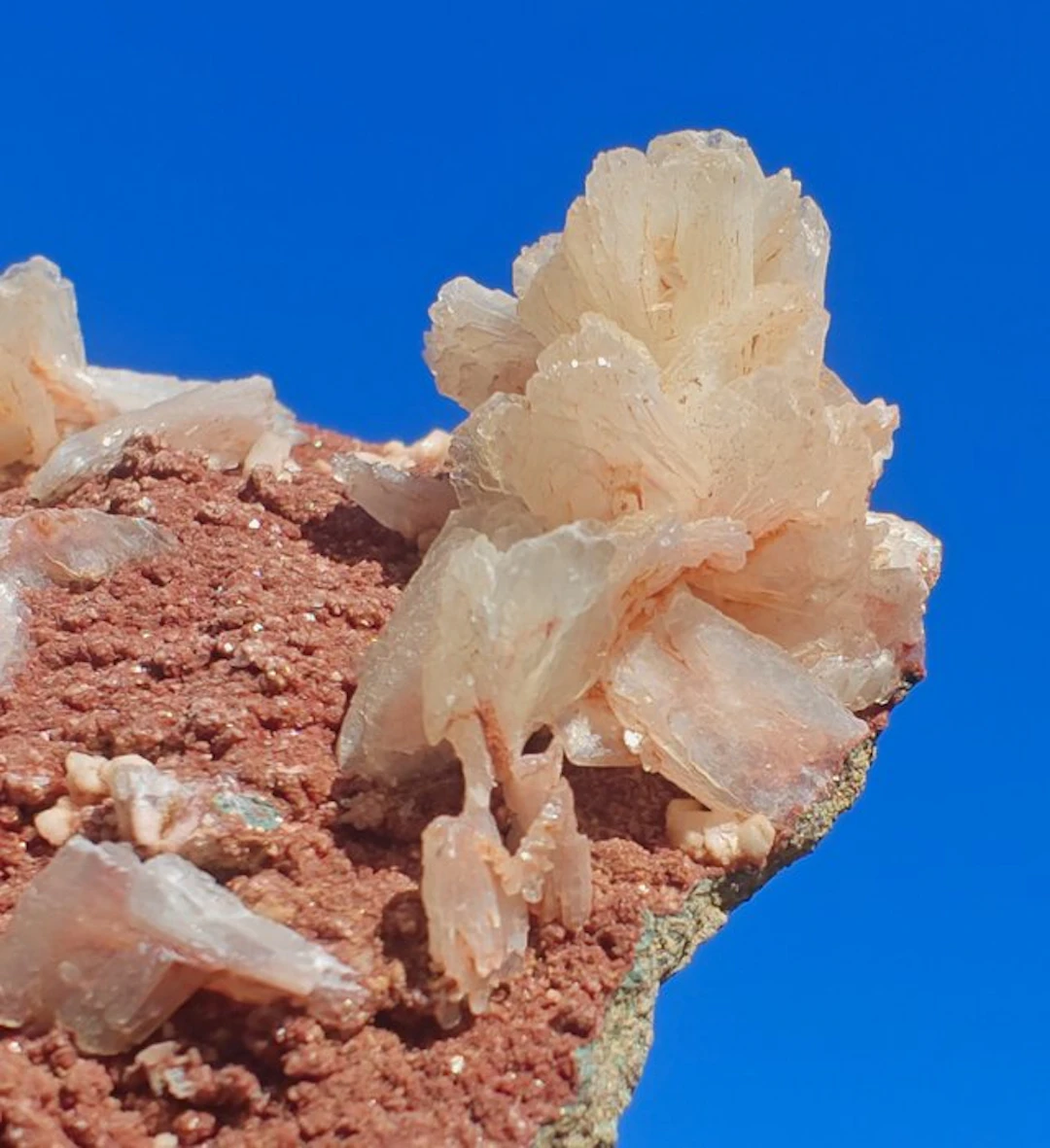 Stilbite Crystals on matrix - Height: 8 cm - Width: 7 cm- 170 g