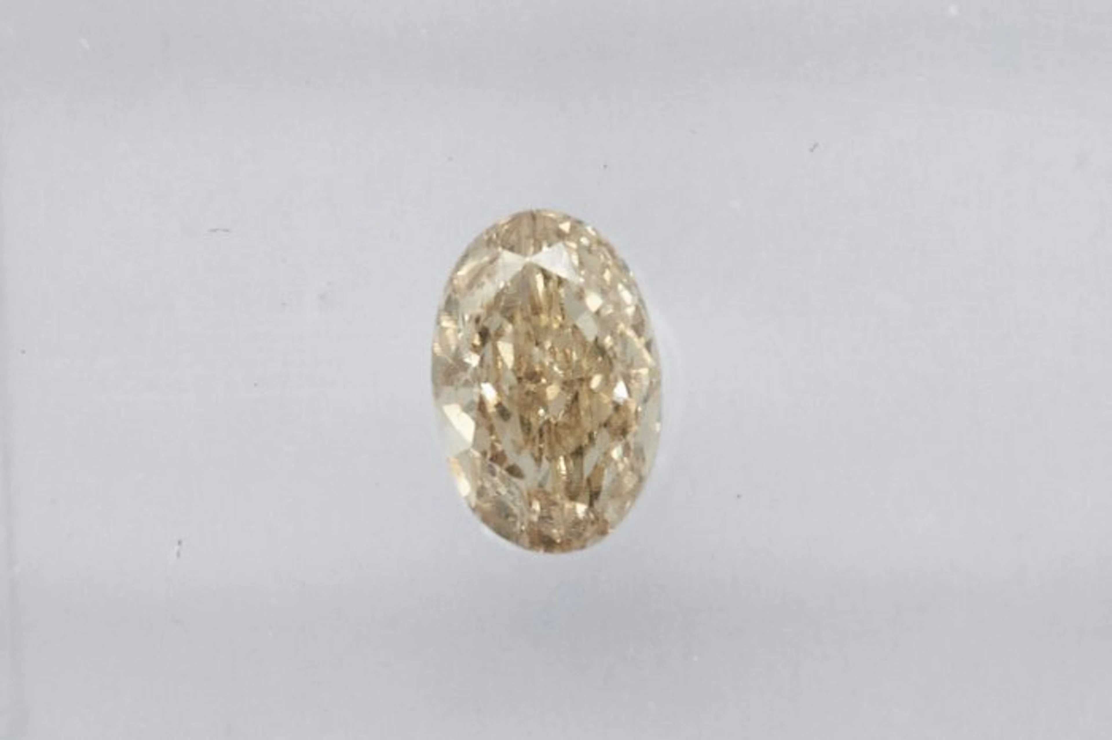 No reserve price - 1 pcs Diamond (Natural coloured)...
