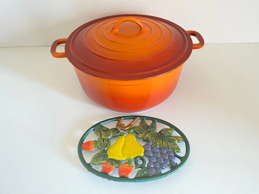 Casserole dish (2) - Enamelled font