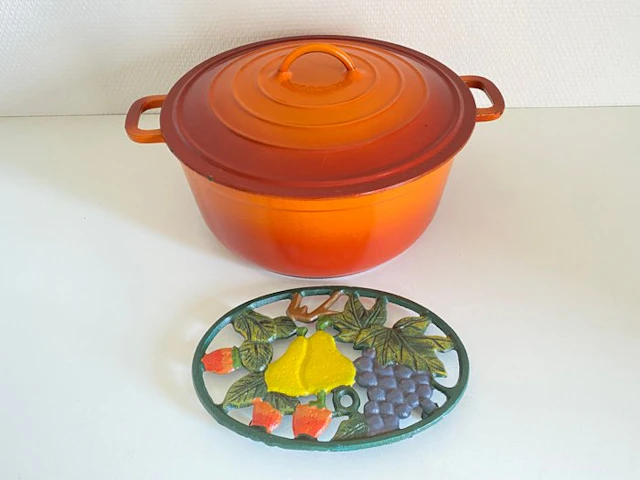 Casserole dish (2) - Enamelled font