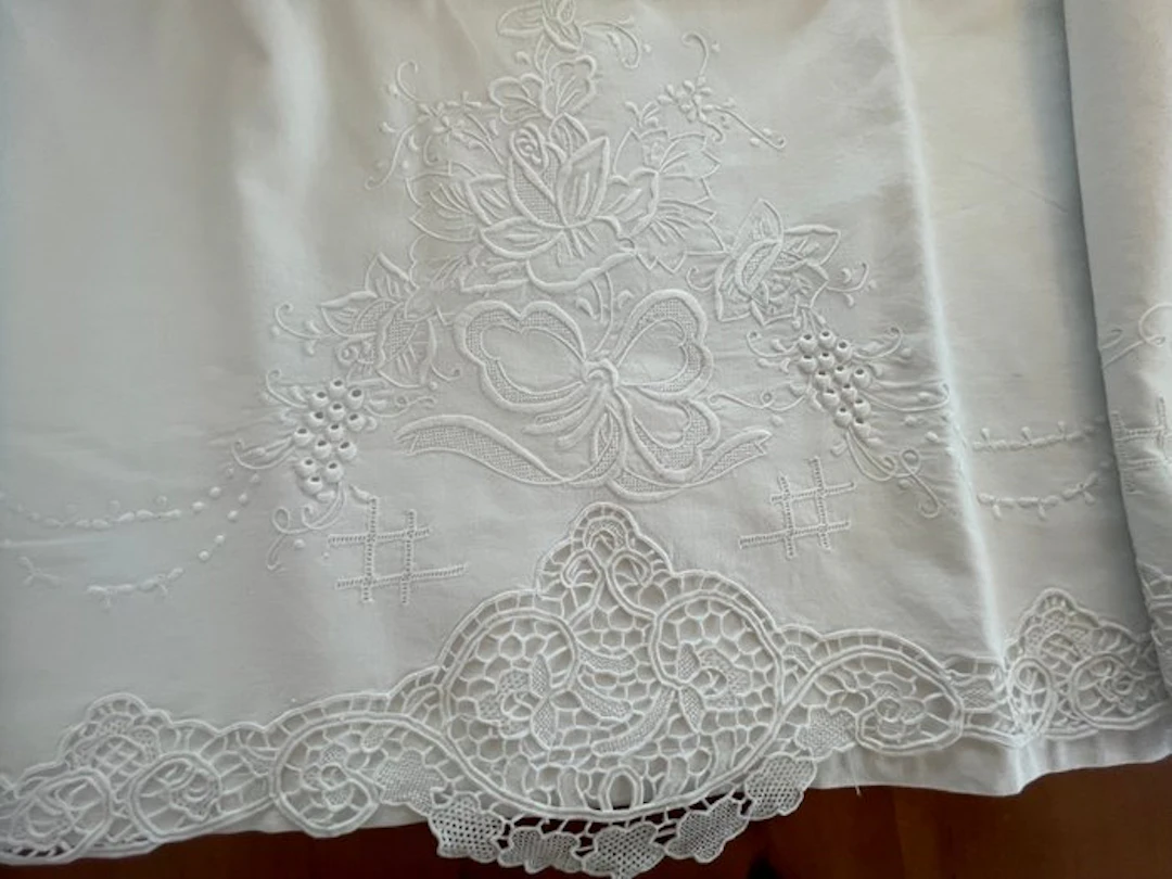 Pizzo burano Venezia - grappoli di uva su rametti di vite