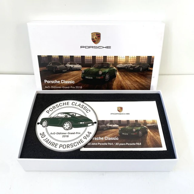 Porsche 911 grill badge “30 Years 964” - Gelimiteerd tot 1200 exemplaren
