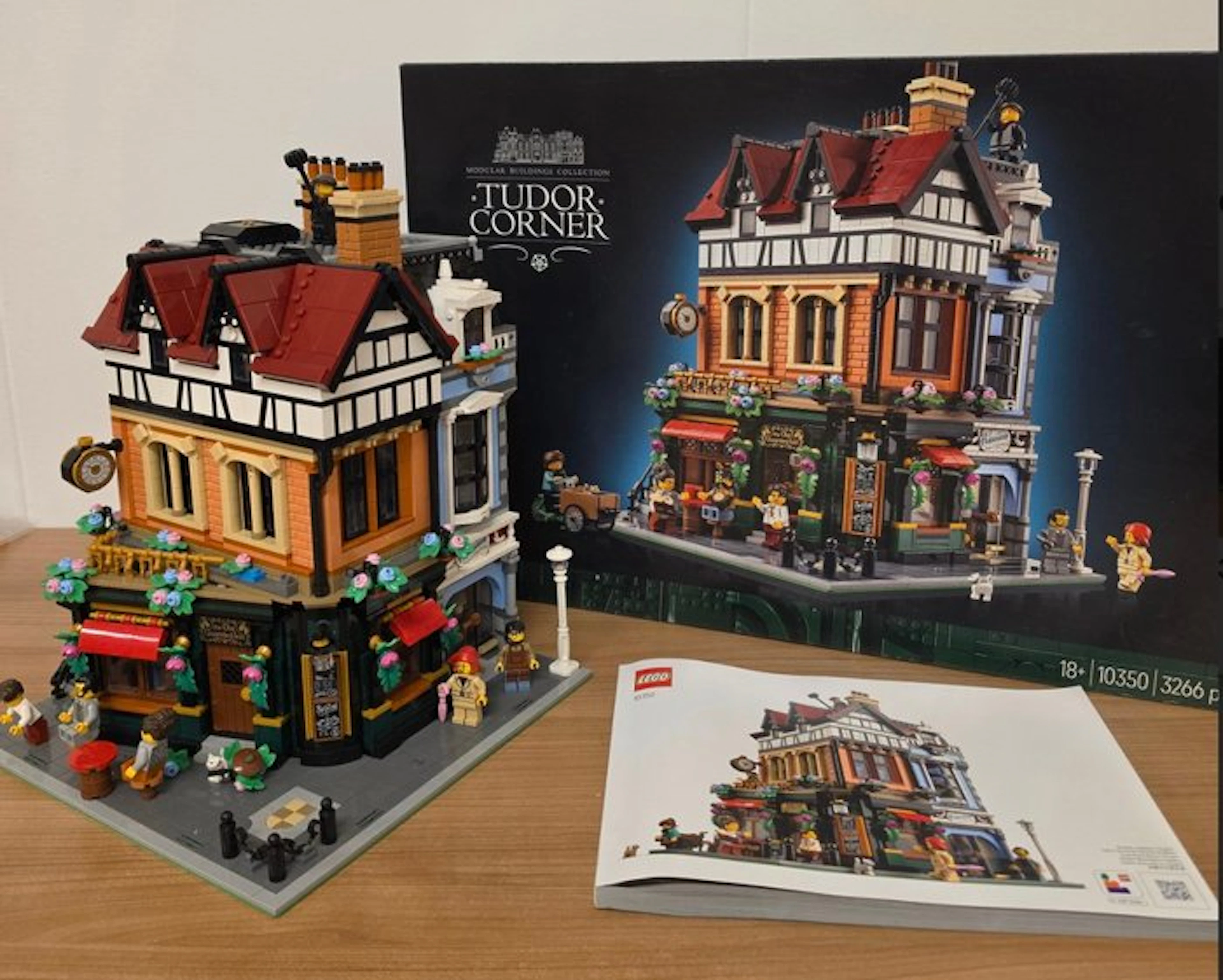 LEGO Set - 10350 - Icons - Tudor Corner