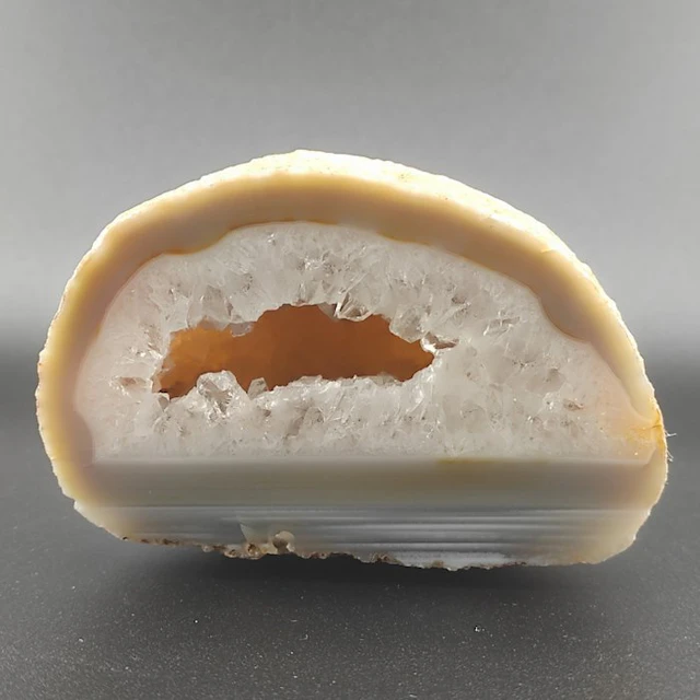 Agate Geode - Height: 8 cm - Width: 7 cm- 620 g - (1)