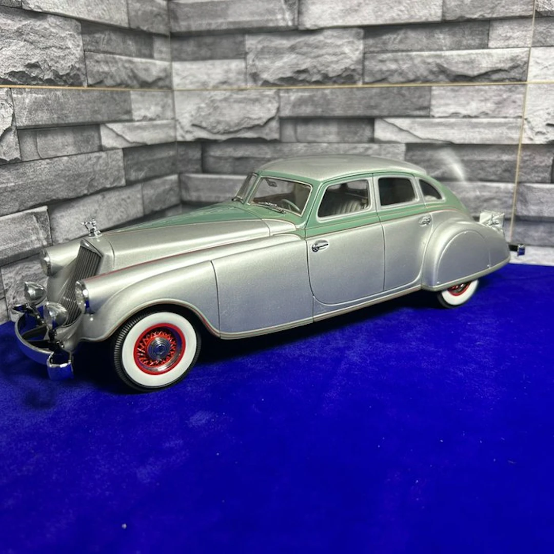 Signature Models 1:18 - Model car - 1933 Pierce-Arrow Silver Arrow Hard Top
