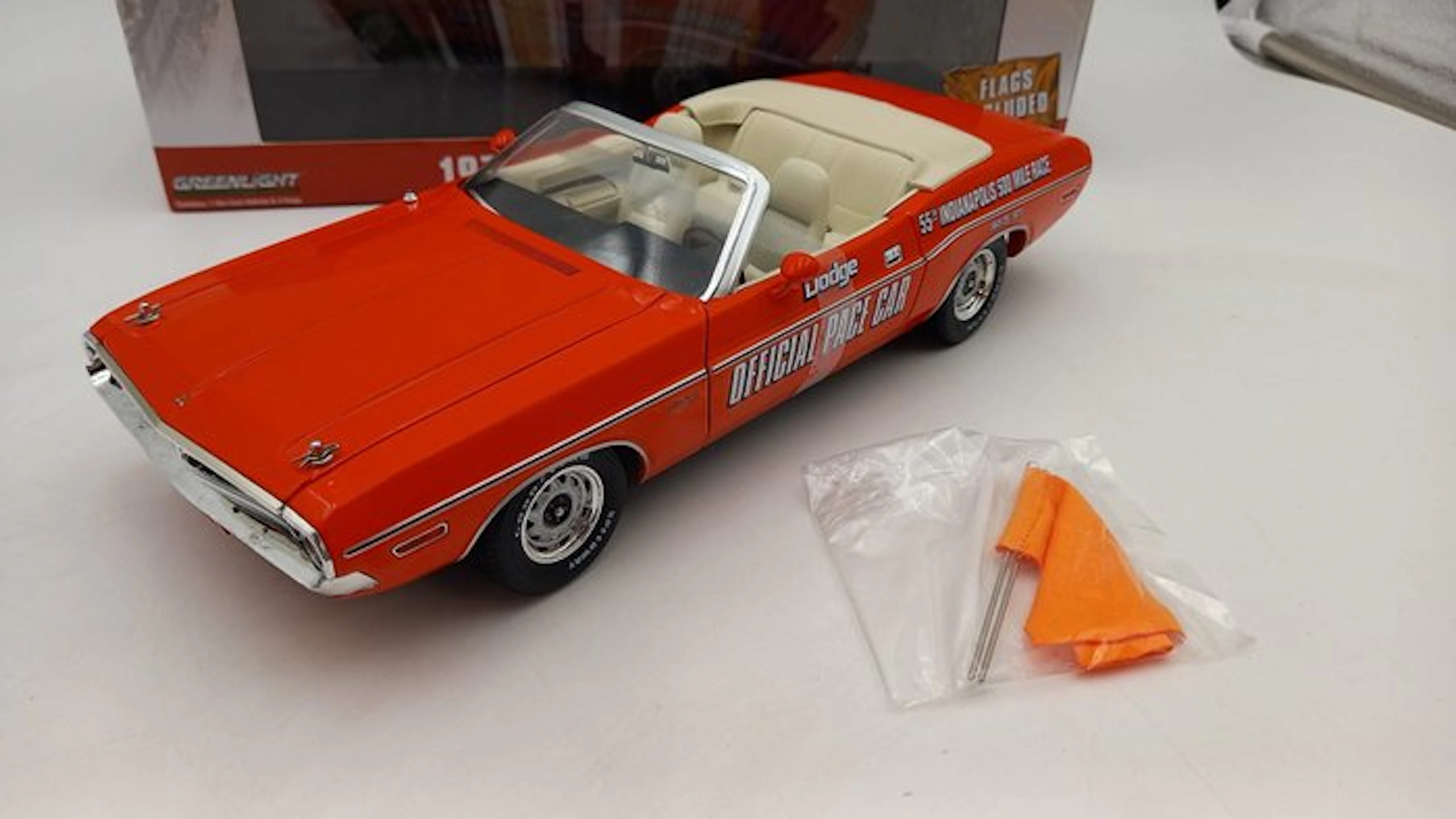Greenlight 1:18 - Model car - Dodge Challenger Official Pace Car 1971