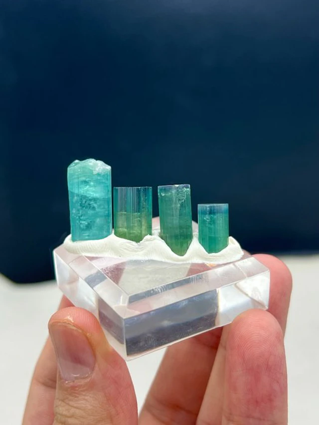Blue tourmaline Crystal - Height: 20 mm - Width: 9 mm- 10 g - (1)