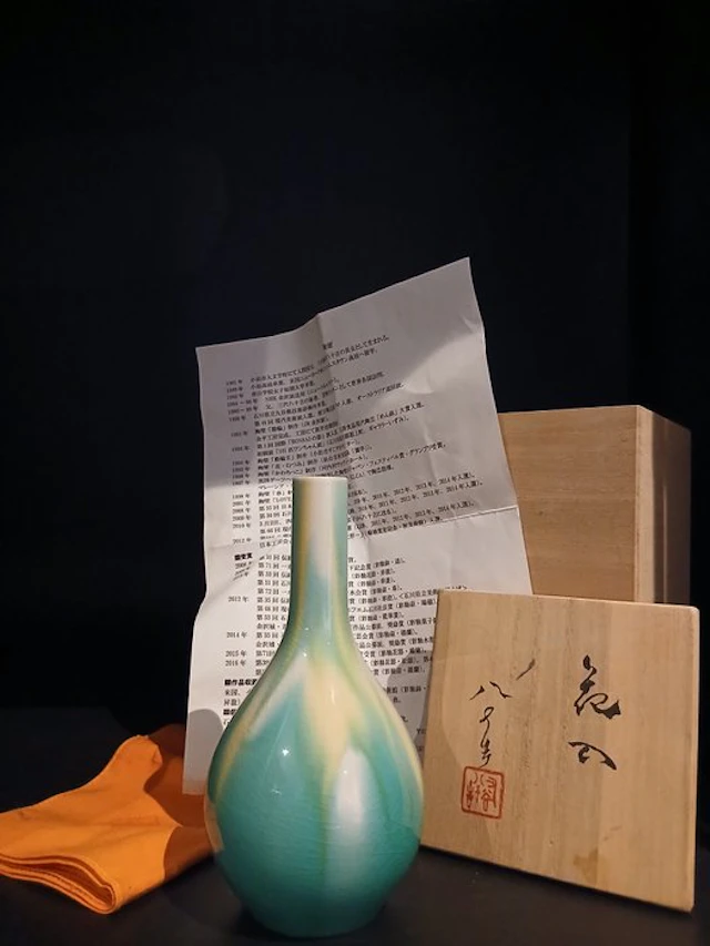 Magnificent Kutani-yaki porcelain vase "Houshun" (萌春) –...