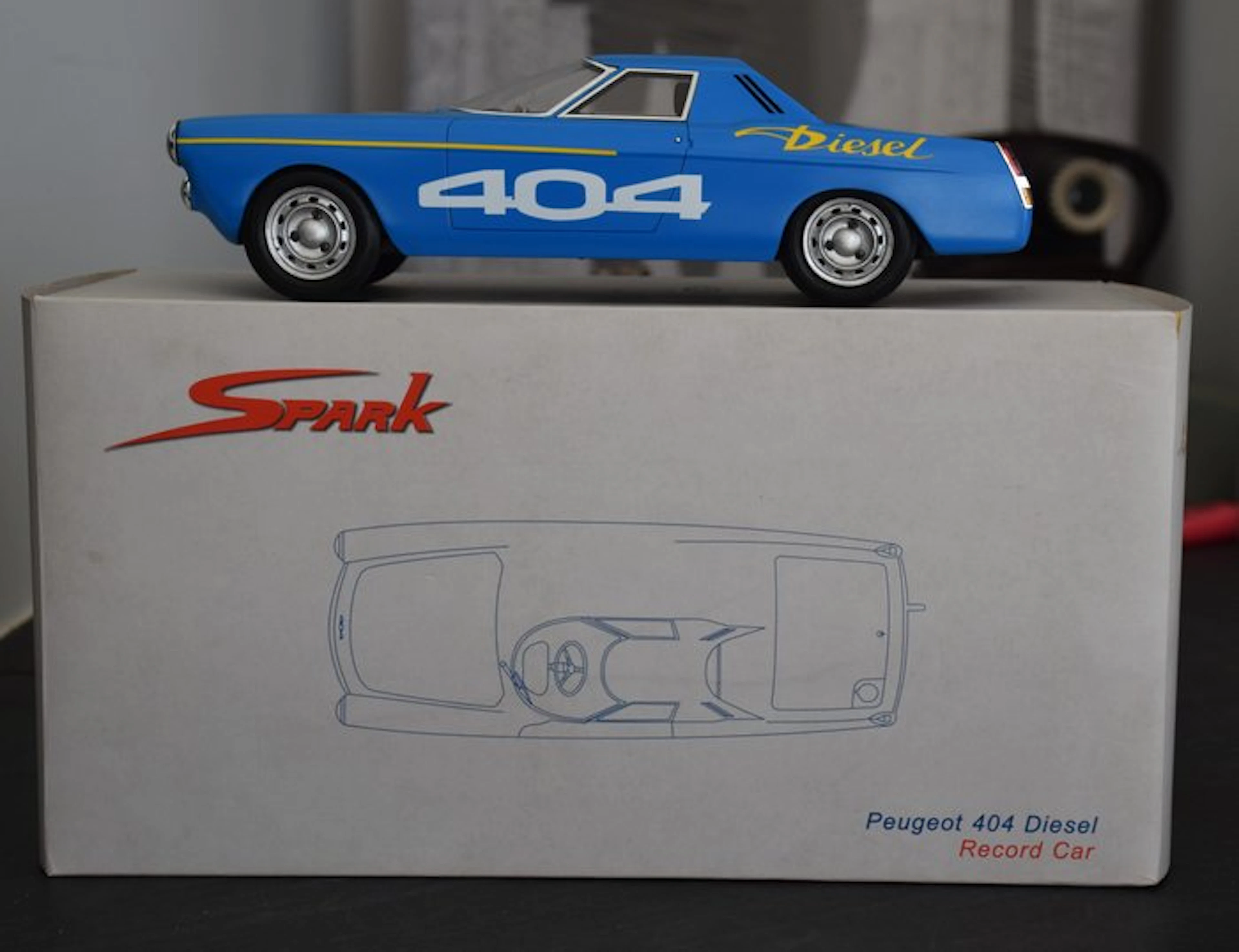 Spark 1:18 - Model car - Peugeot 404 Diesel Record Car