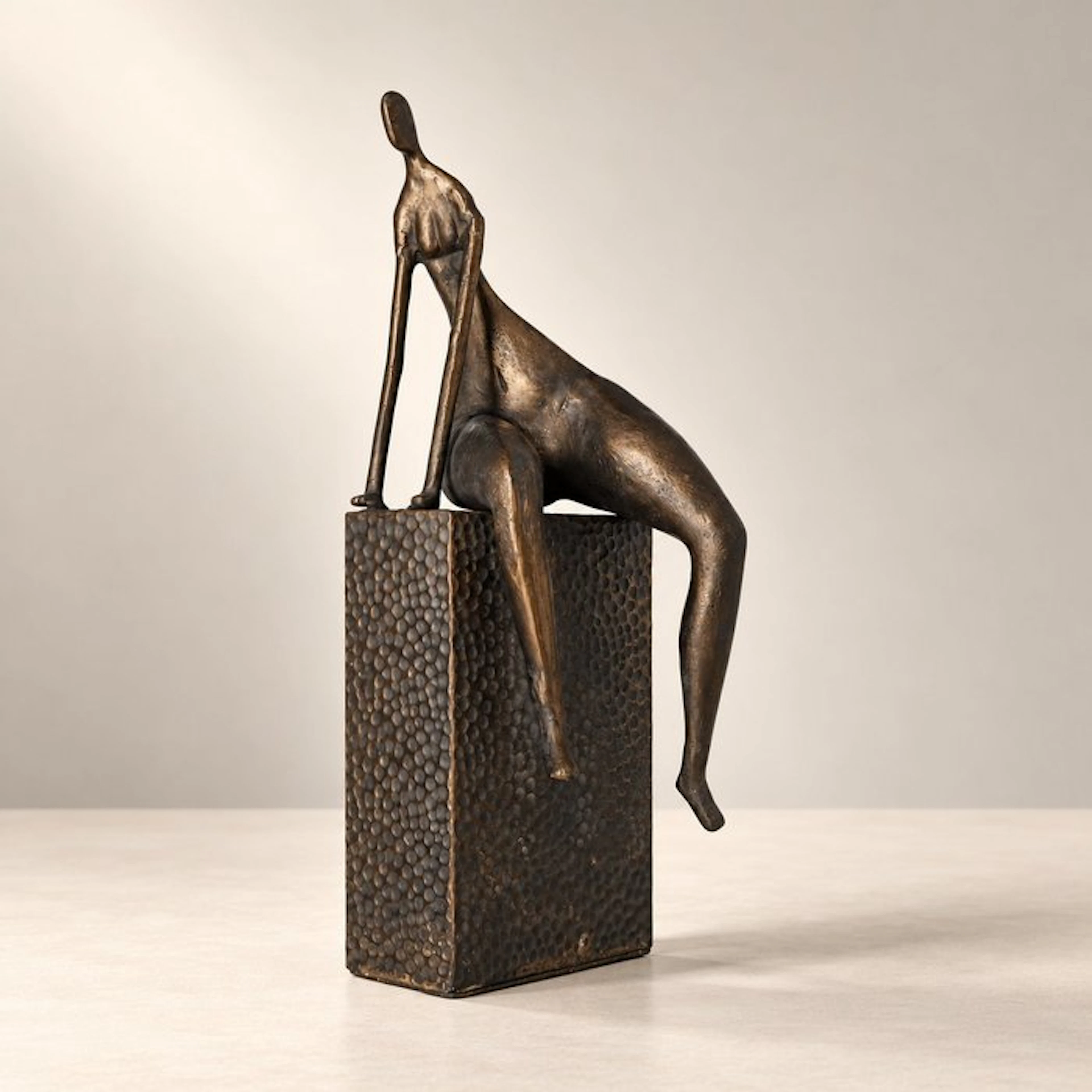 Figurine - Zittende vrouw, bronskleurig - Aluminium