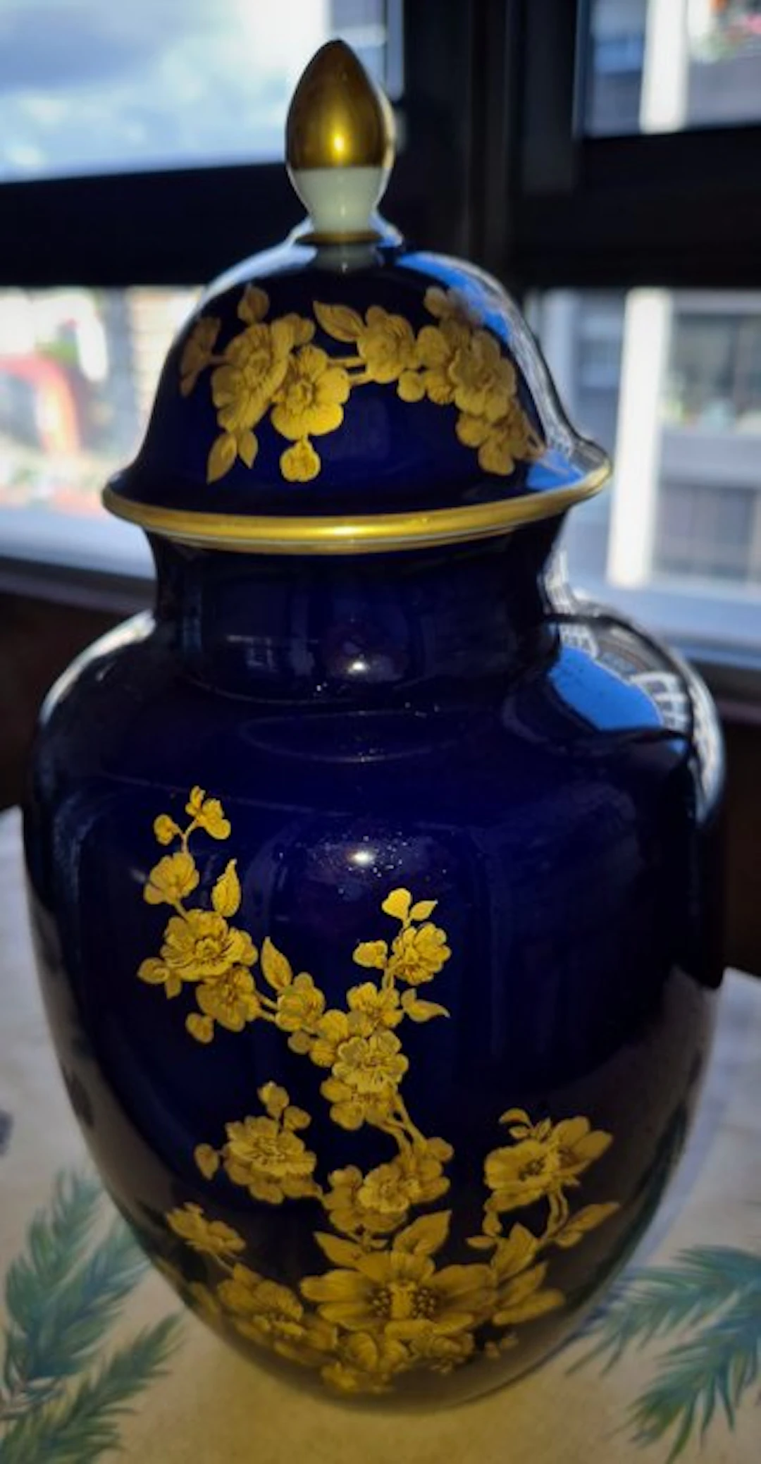 Kaiser & Co - Lidded vase - Porcelain