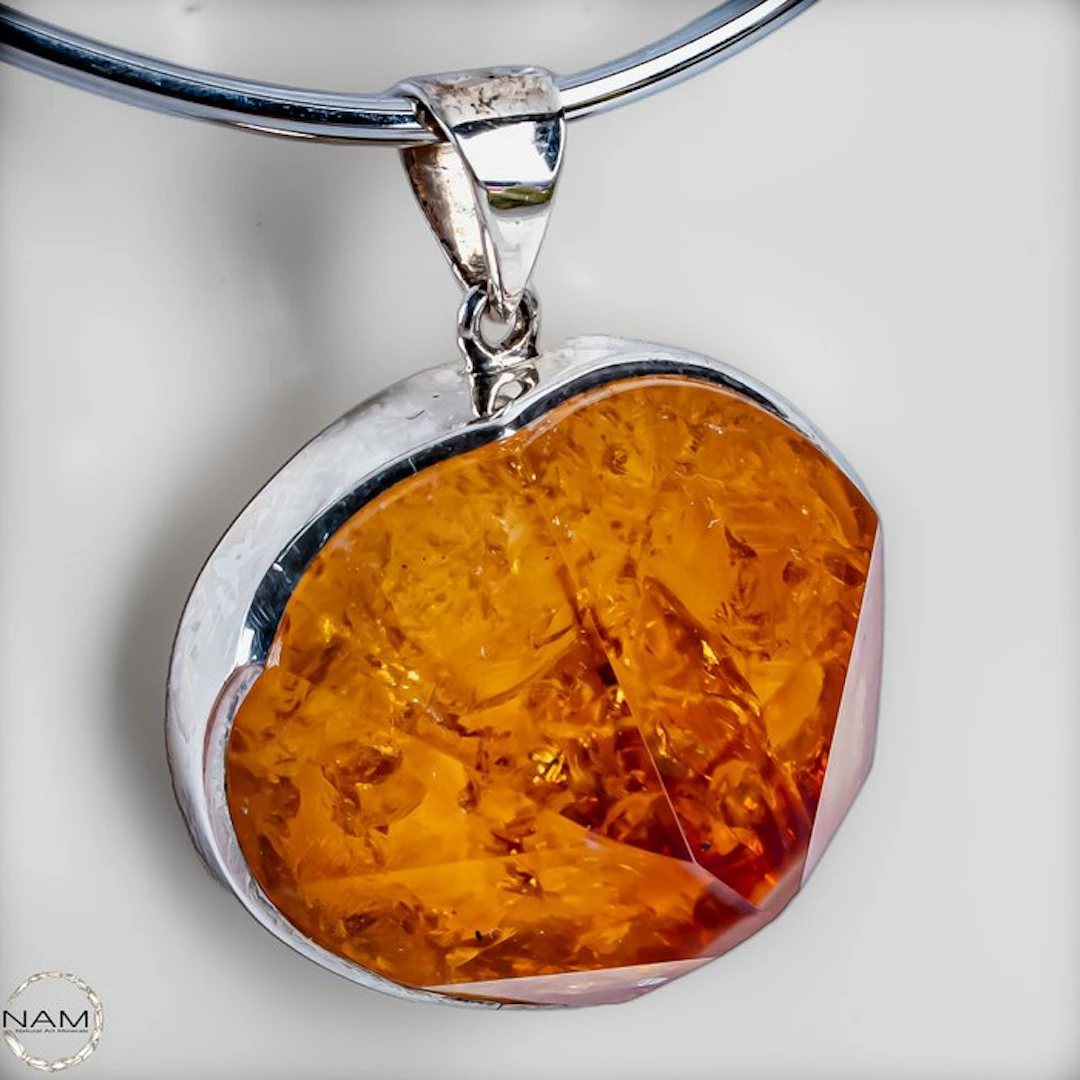 Citrine pendant in 925 sterling silver – Golden elegance...
