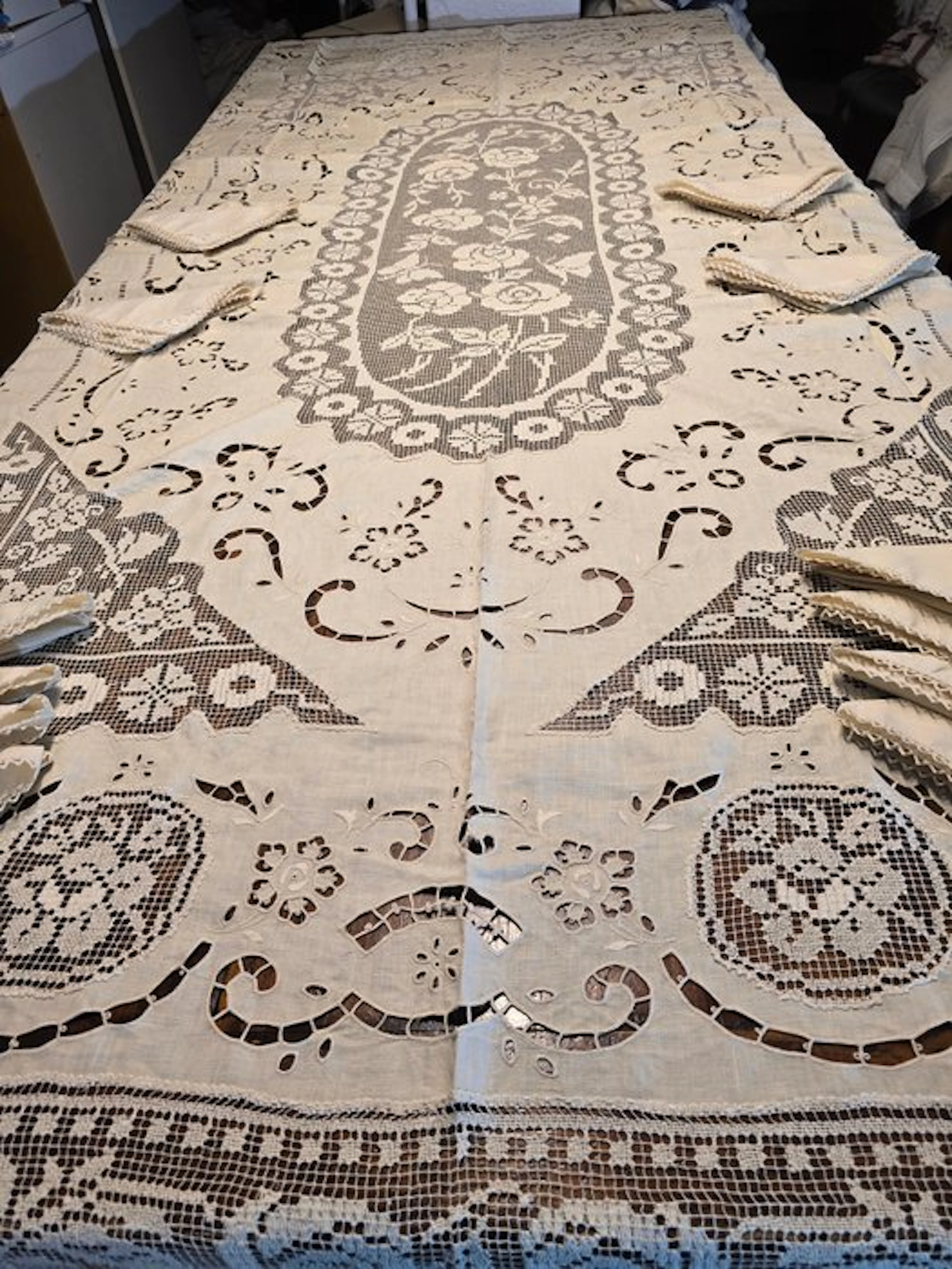 Tablecloth (13) - 260 cm - 175 cm - Embroidered tablecloth