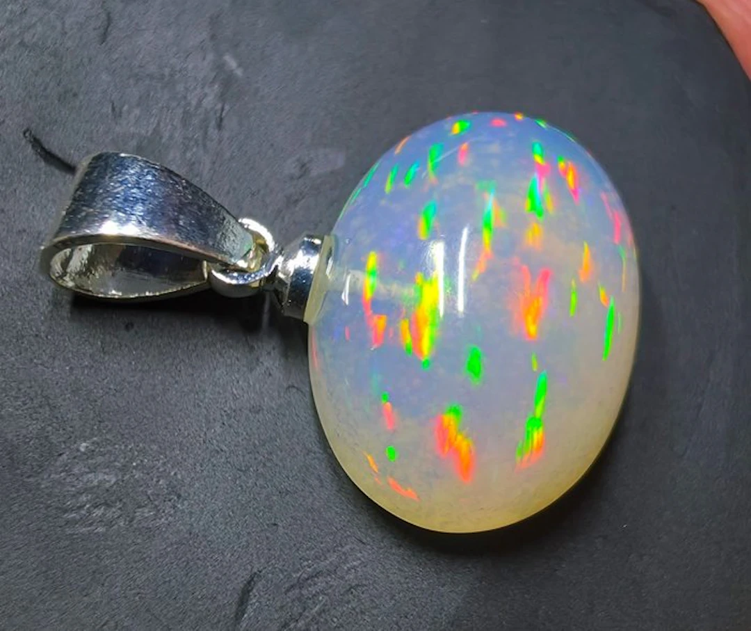 Opal Pendant - Height: 19 mm - Width: 14 mm- 1.1 g - (1)