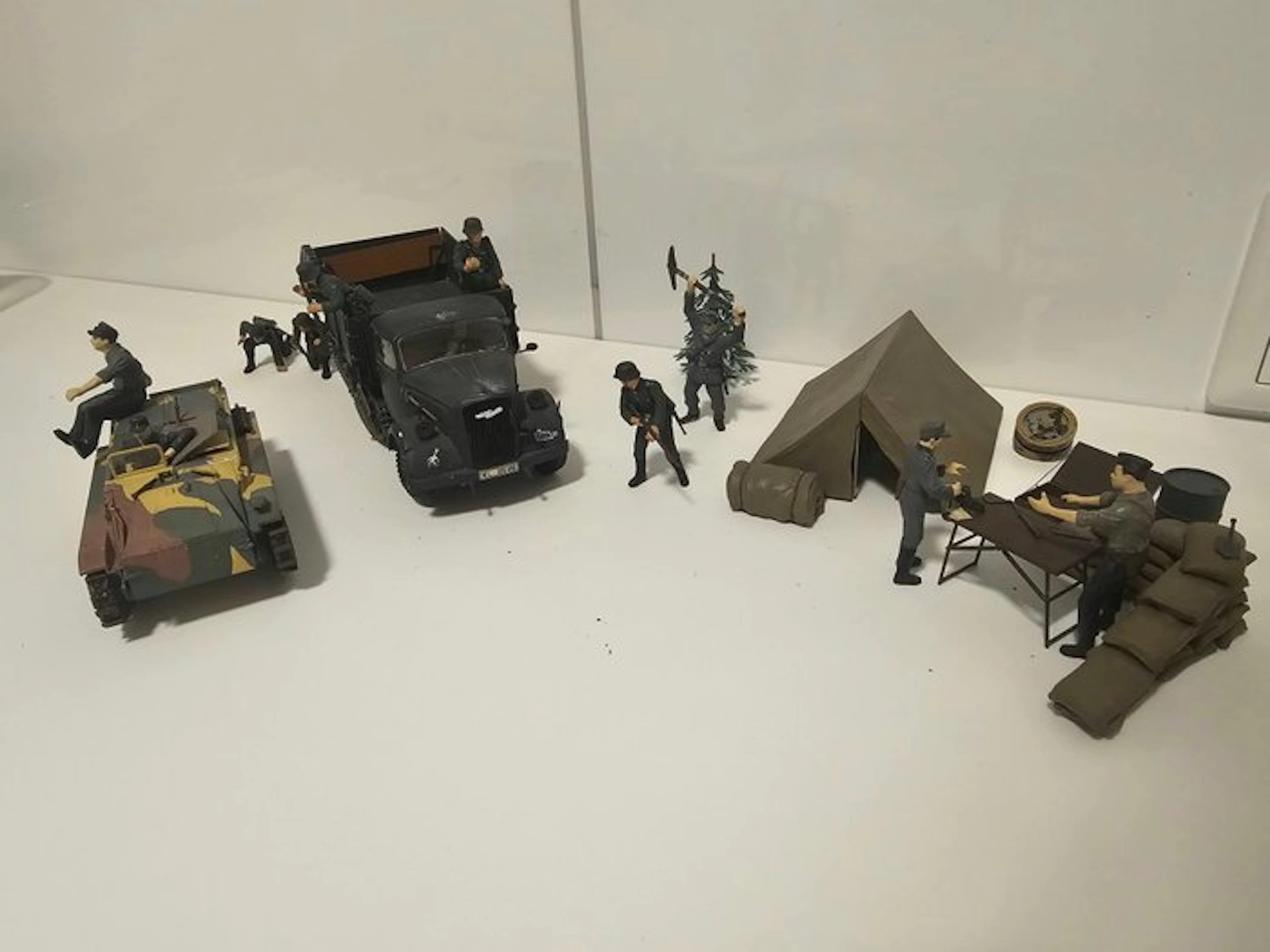 Revell u.a. - Model military vehicle (19) - Spähpanzer und LKW und Zelt u.a.