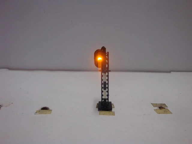 Seinen N - Model train lighting (10) - Light signals...