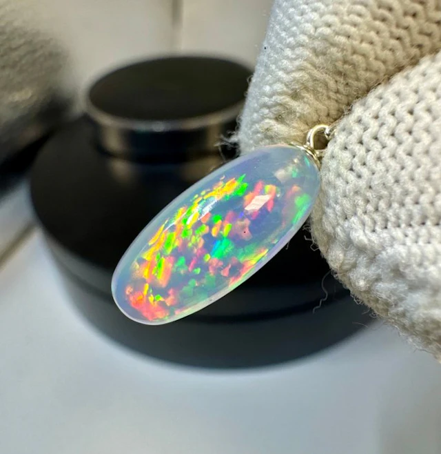 Opal Pendant - Height: 25 mm - Width: 7 mm- 1.21 g - (1)