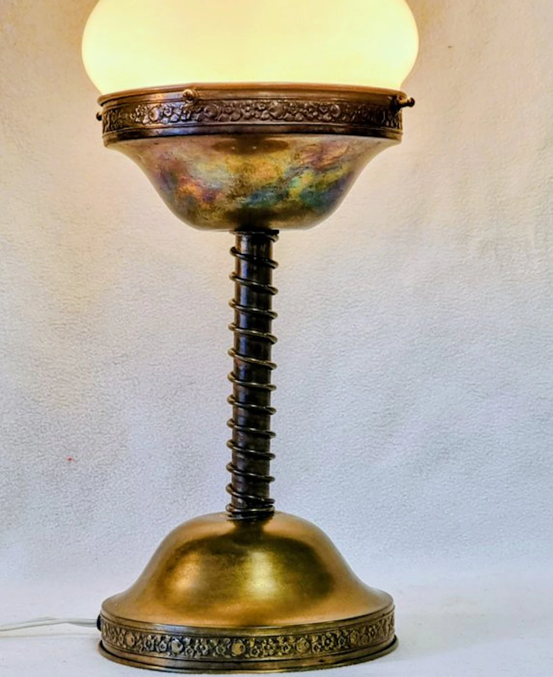 Table lamp - Brass, Glass - A welcome enrichment.