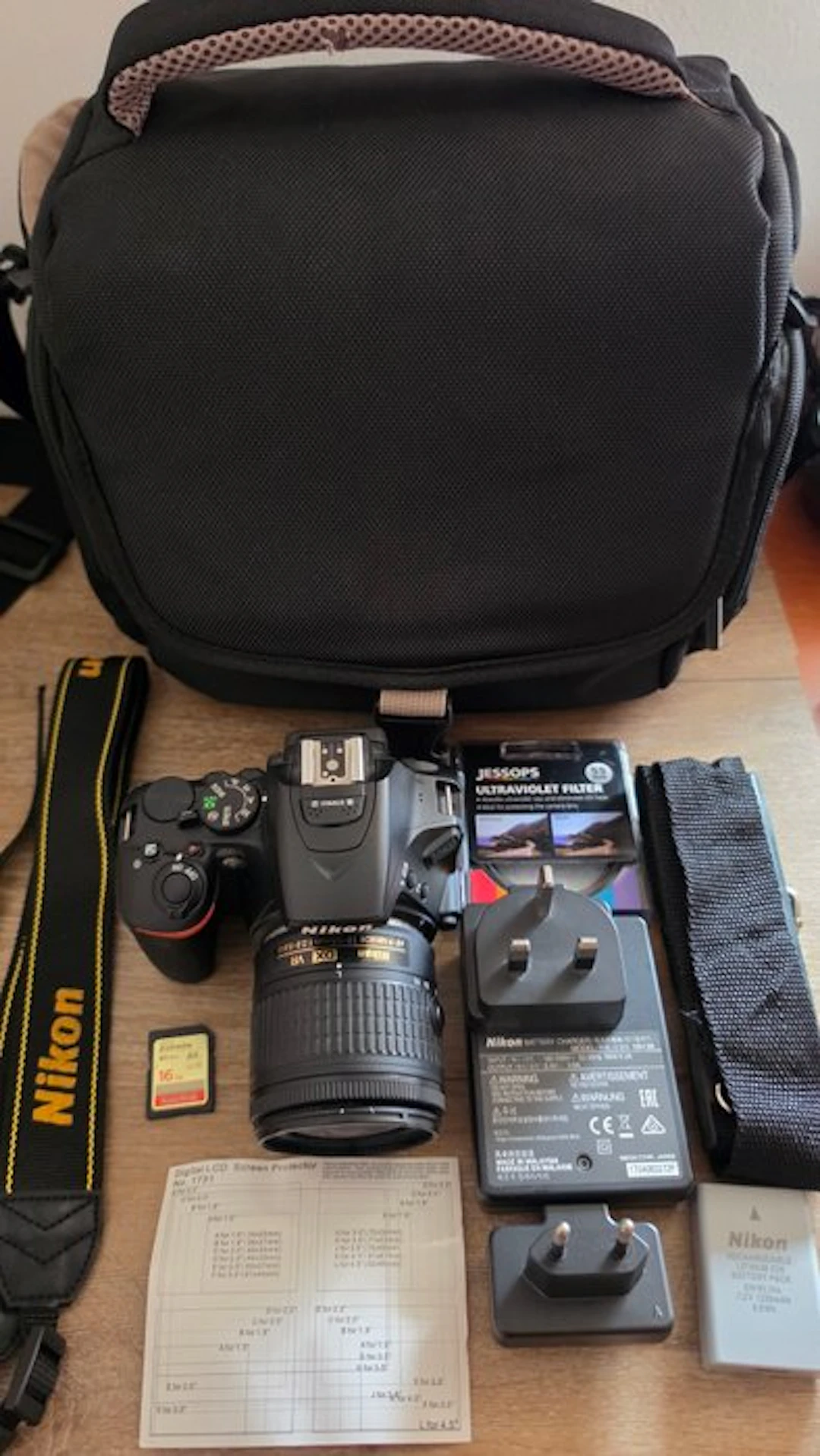 Nikon D5600 + AF-p 18-55mm + acc. Digital reflex camera (DSLR)
