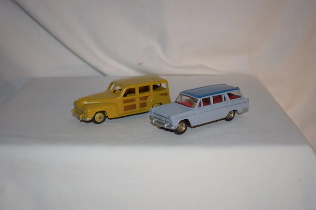 Dinky Toys 1:43 - Model car (2) - Fiat 1800 Familiale Stationwagen nr