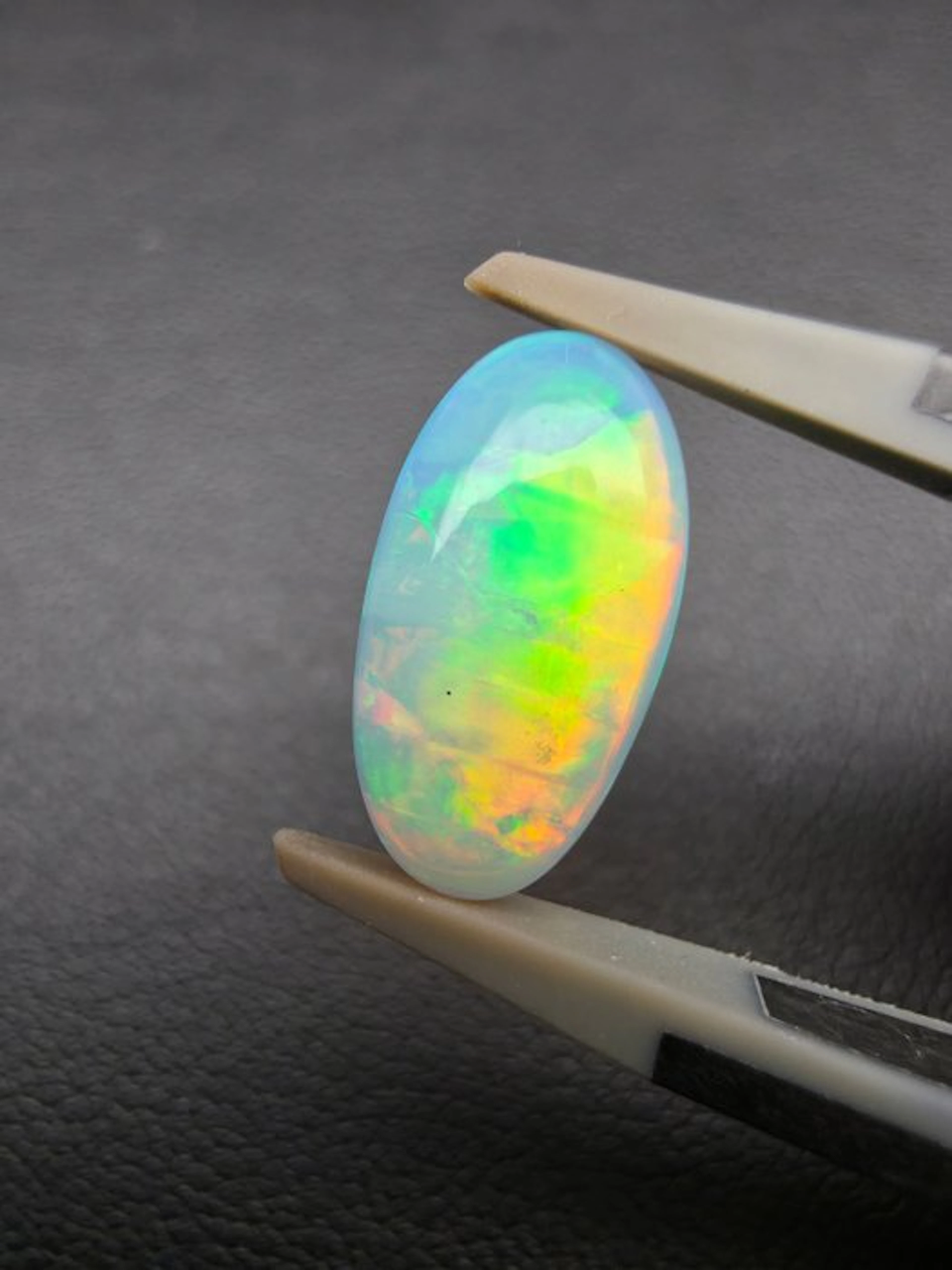 2.3cts White Opal Cabochon- 0.46 g