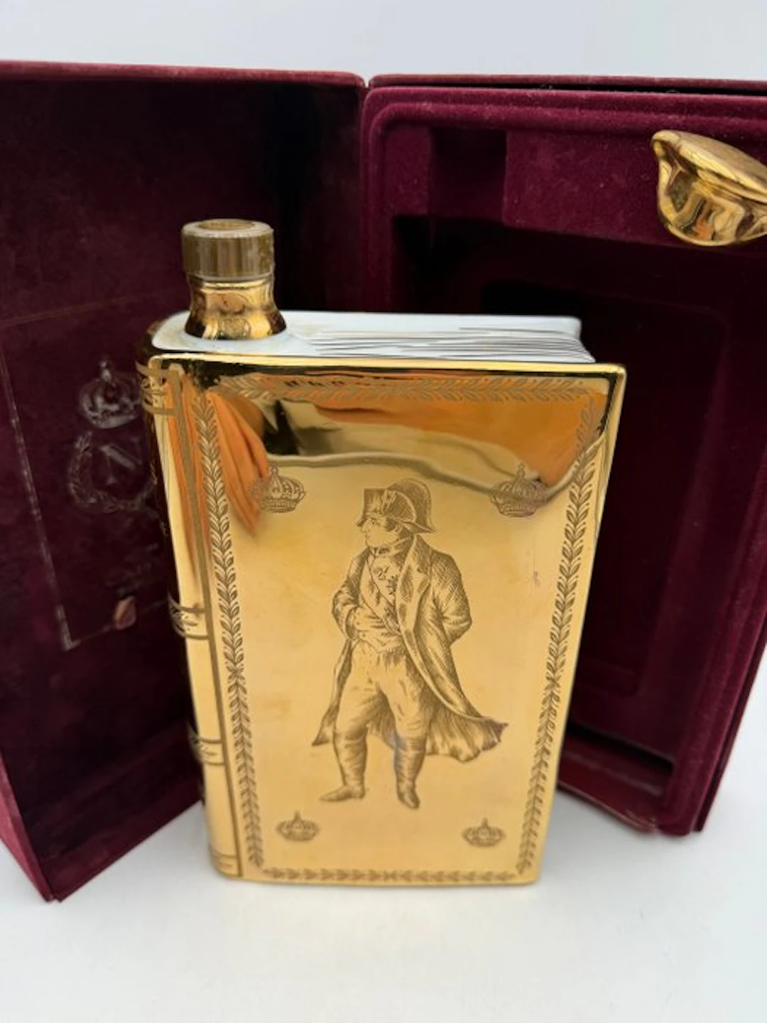 Camus - Vieille Réserve / Napoléon Porcelain Decanter - b. 1980s, 1970s - 70cl