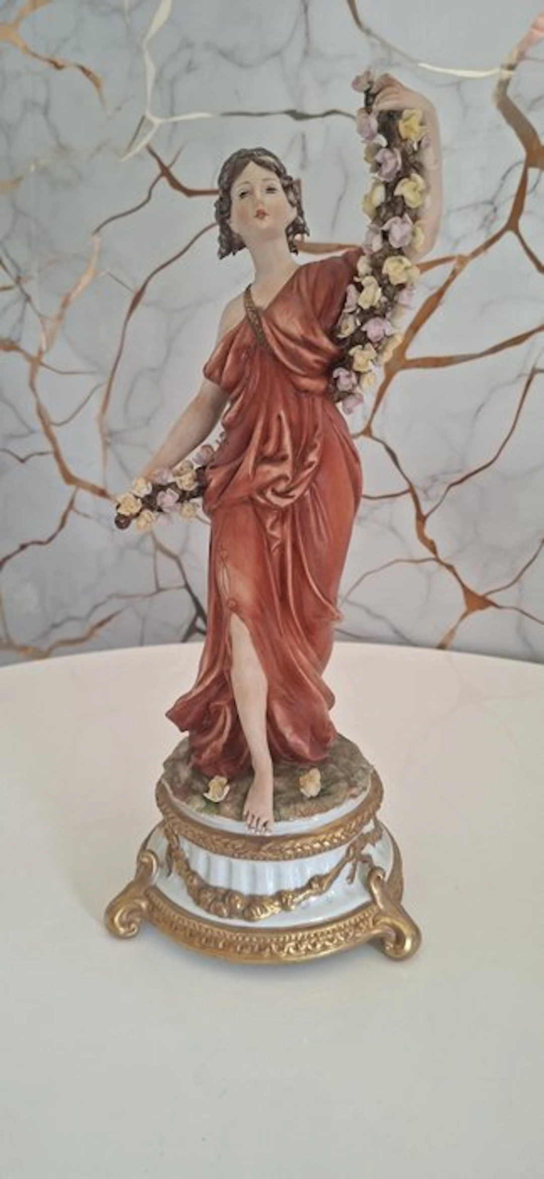 Capodimonte - Figure - Dama con ghirlanda di fiori - Tyche - Tosca - Porcelain