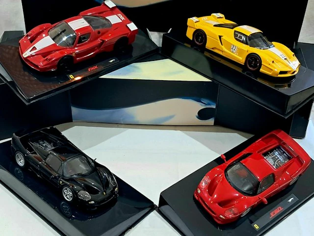 Hot Wheels 1:43 - Model sports car (4) - Ferrari FXX #11...