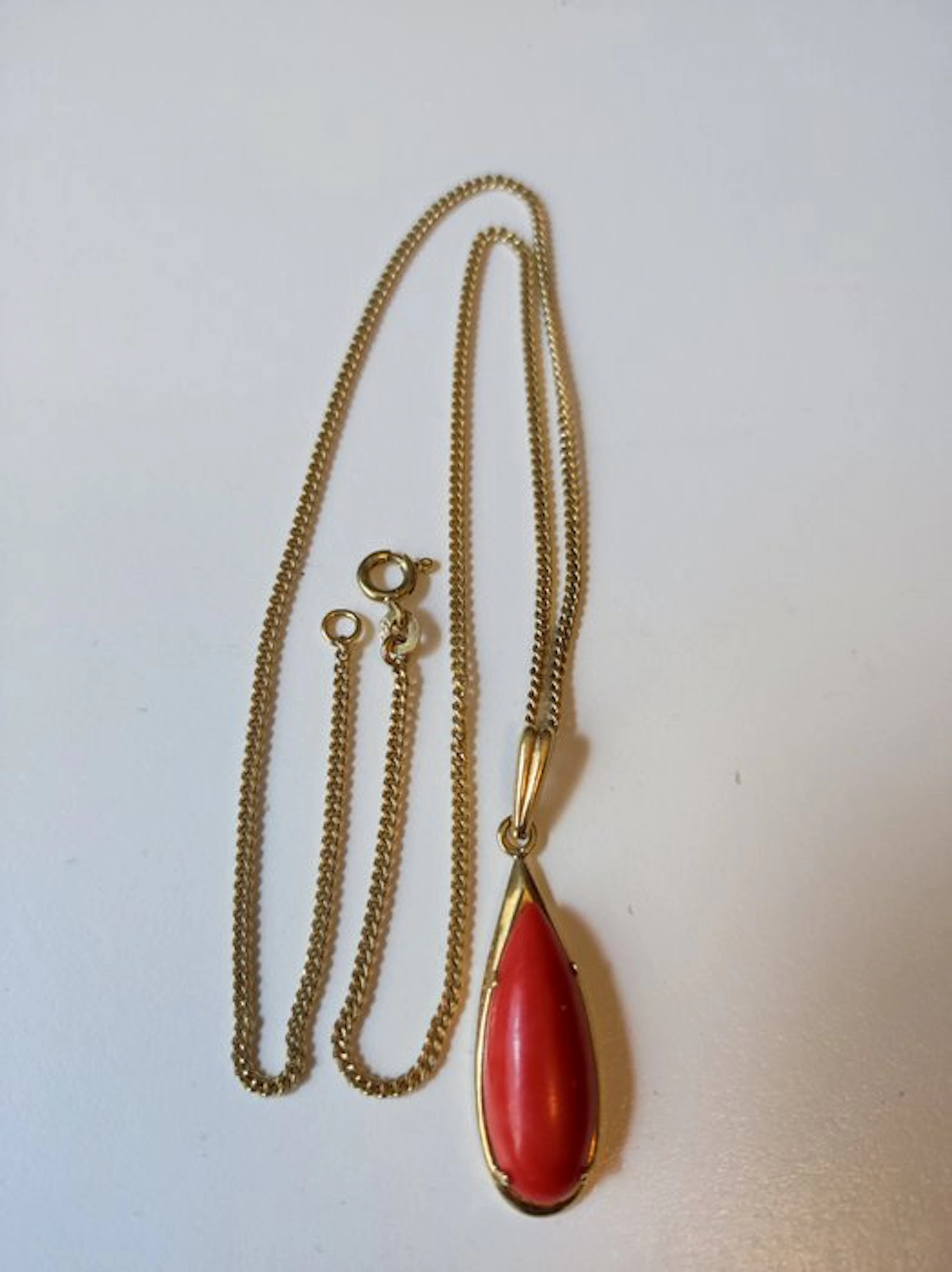 Necklace with pendant - 14 kt. Yellow gold Coral