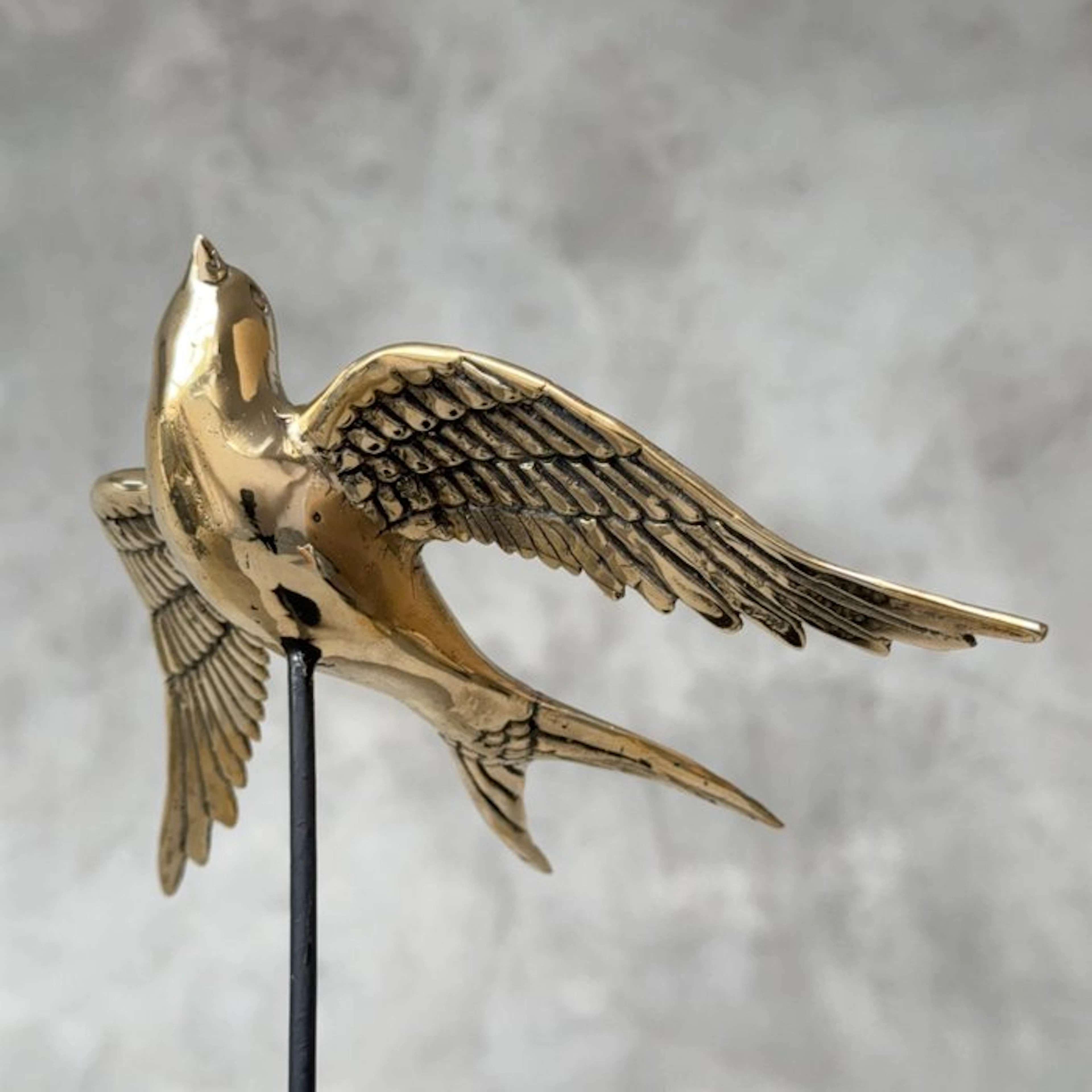 Sculpture, NO RESERVE PRICE - Swallow On Stand Fly Up - 23 cm - Brass