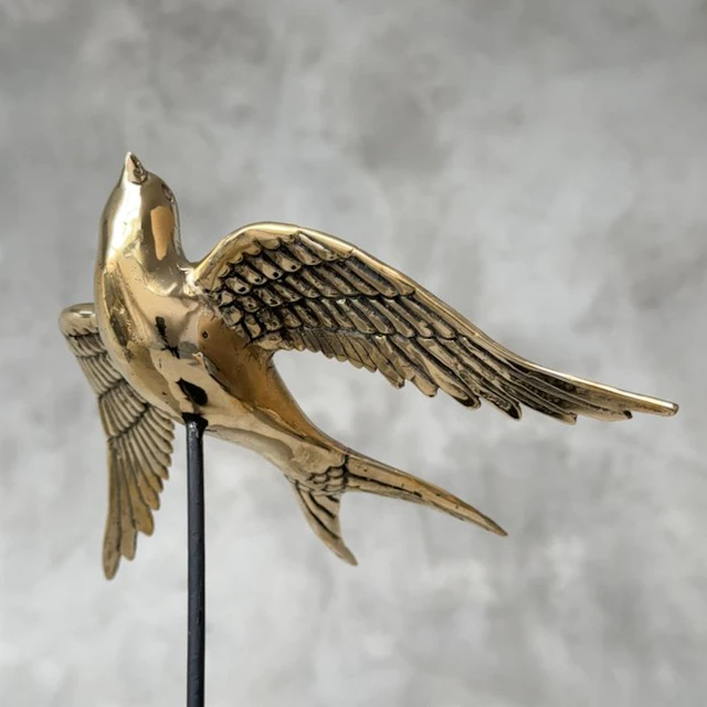 Sculpture, NO RESERVE PRICE - Swallow On Stand Fly Up - 23 cm - Brass