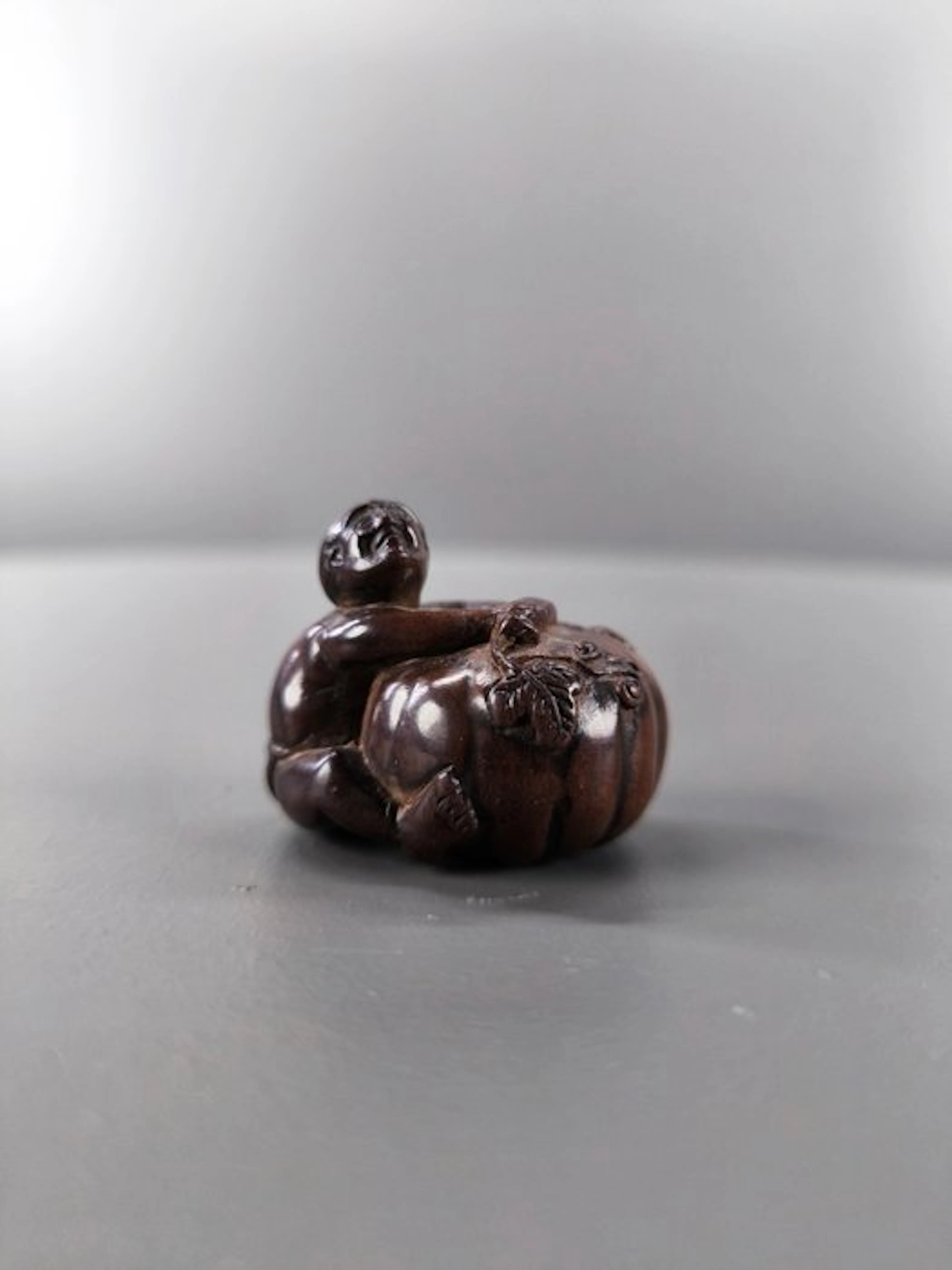 Japan Wood Wooden netsuke katabori - Peasant with a large...
