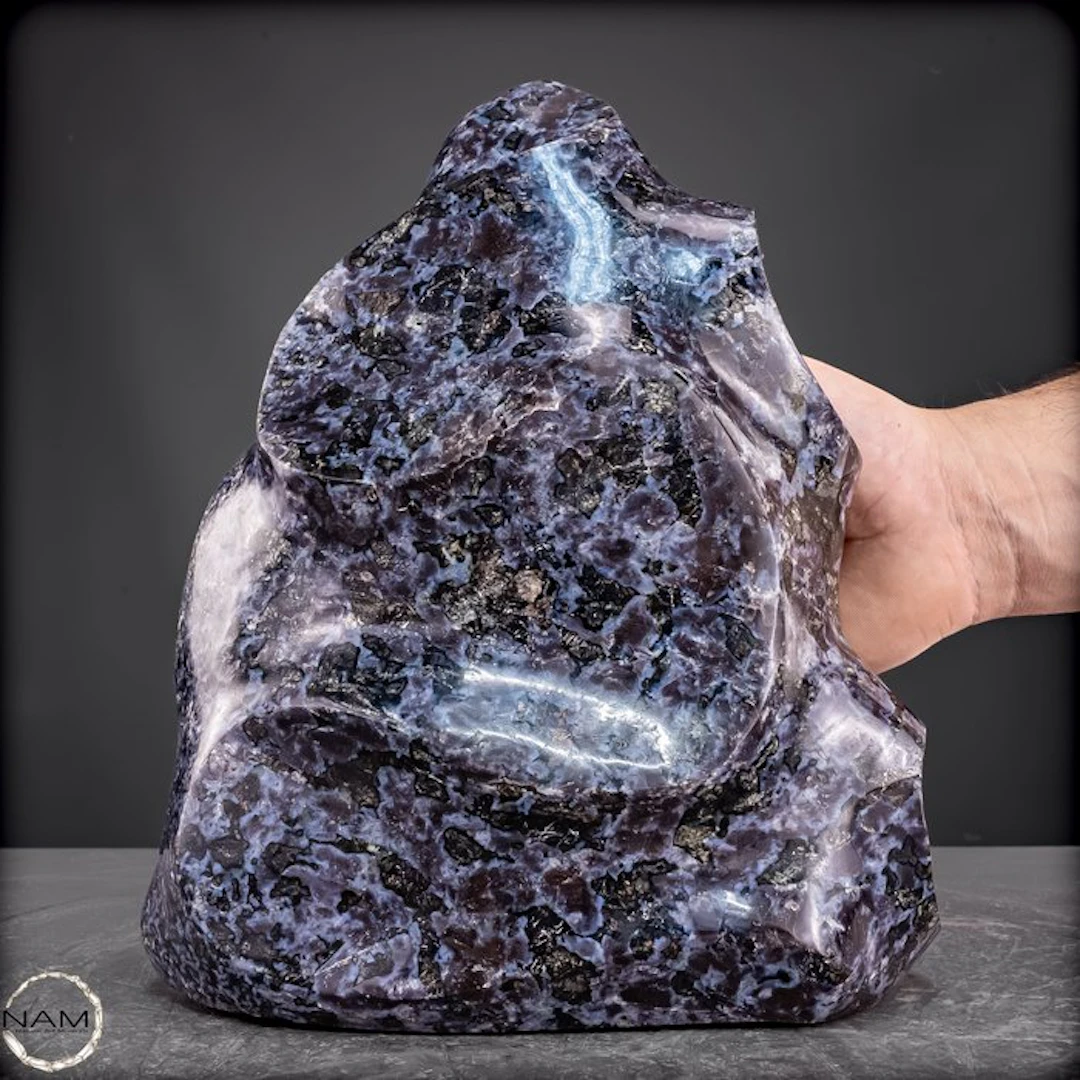 Merlinit-Flame – Mystical Natural Artwork in deep black...