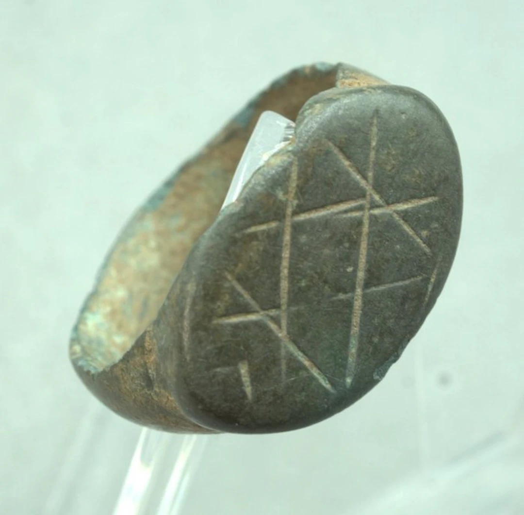 Roman Bronze ring with an incised geometric pattern - 22 mm (No reserve price)