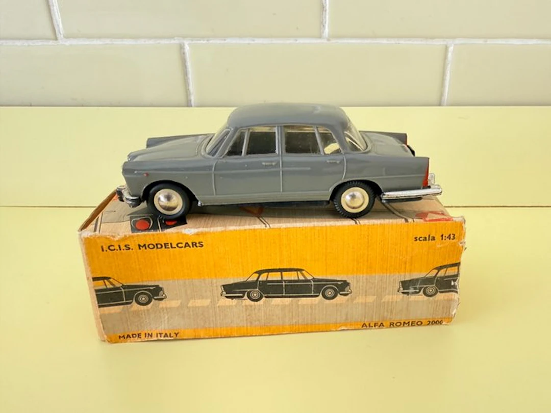 I.C.I.S. MODEL CARS 1:43 - Model car - Alfa Romeo 2000 - Mod: n 6