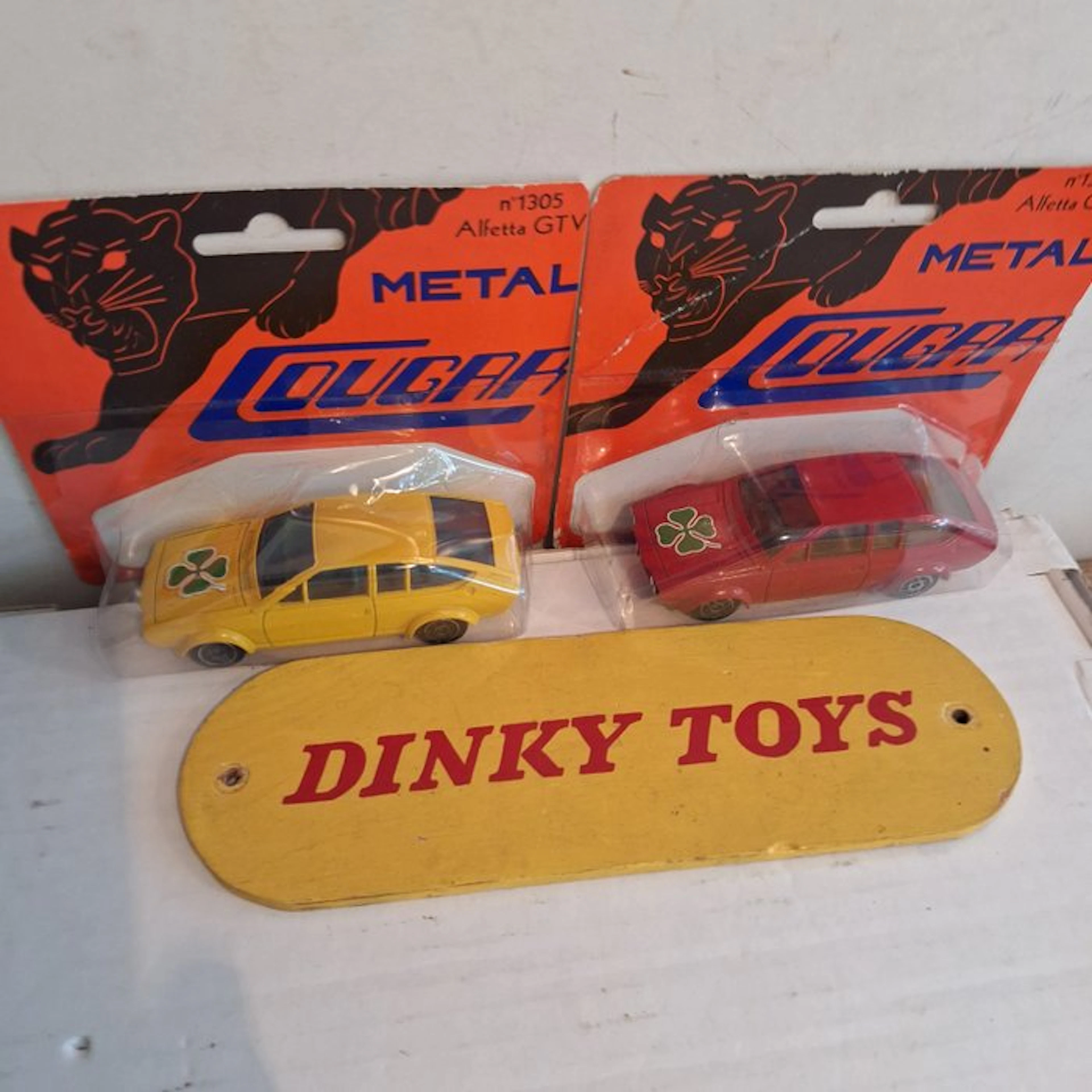 Dinky Toys 1:43 - Model car (2) - Dinky Toys...