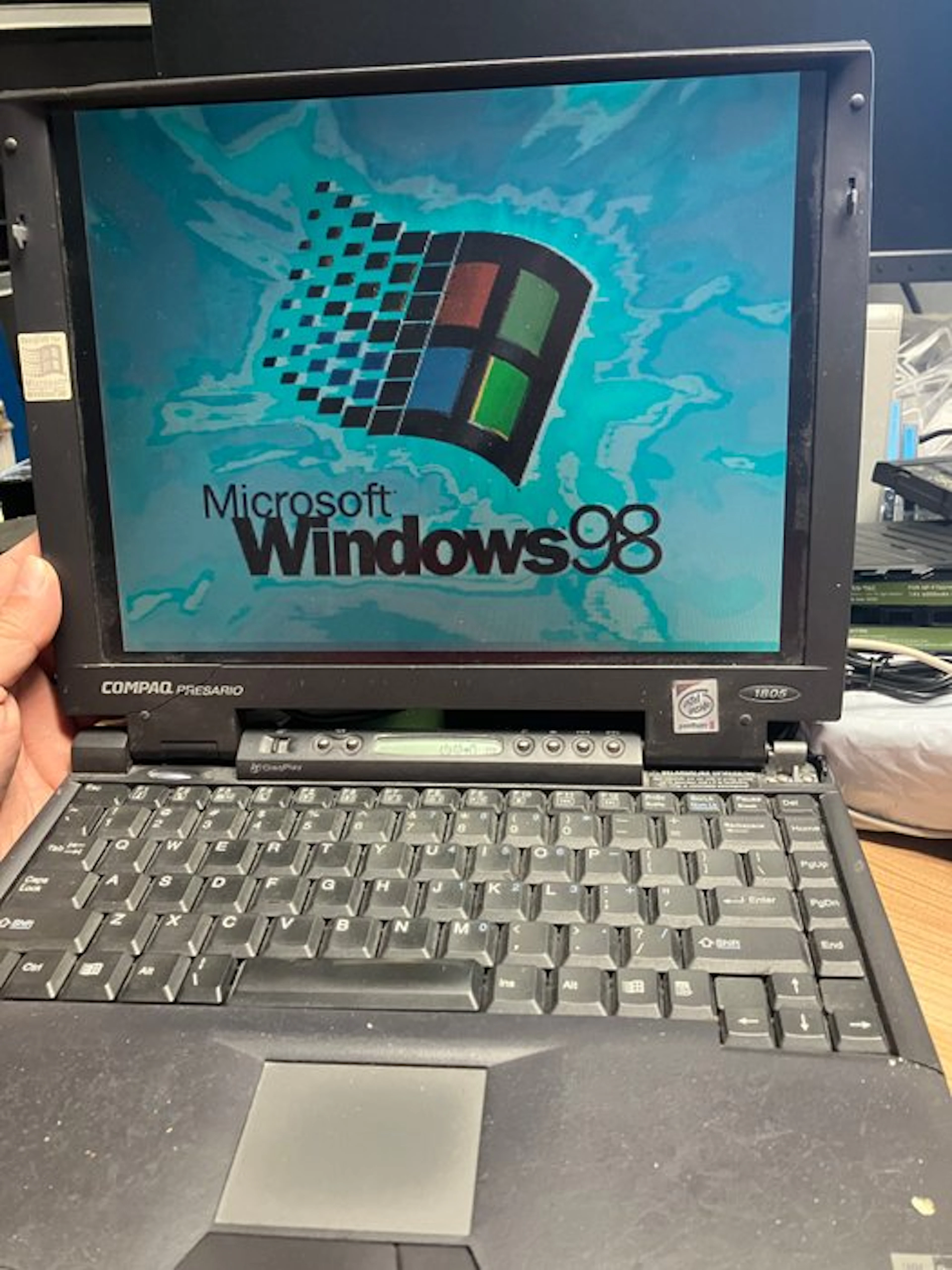 Compaq Presario 1805 pentium 2 ,with 4gb disk en 64mb...