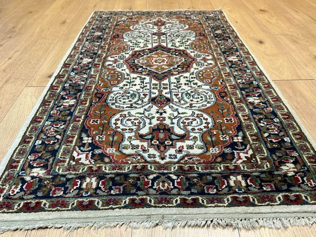 Hand-knotted Indo Ghom rug – Fine medallion design...