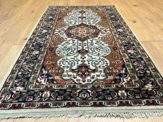 Hand-knotted Indo Ghom rug – Fine medallion design...
