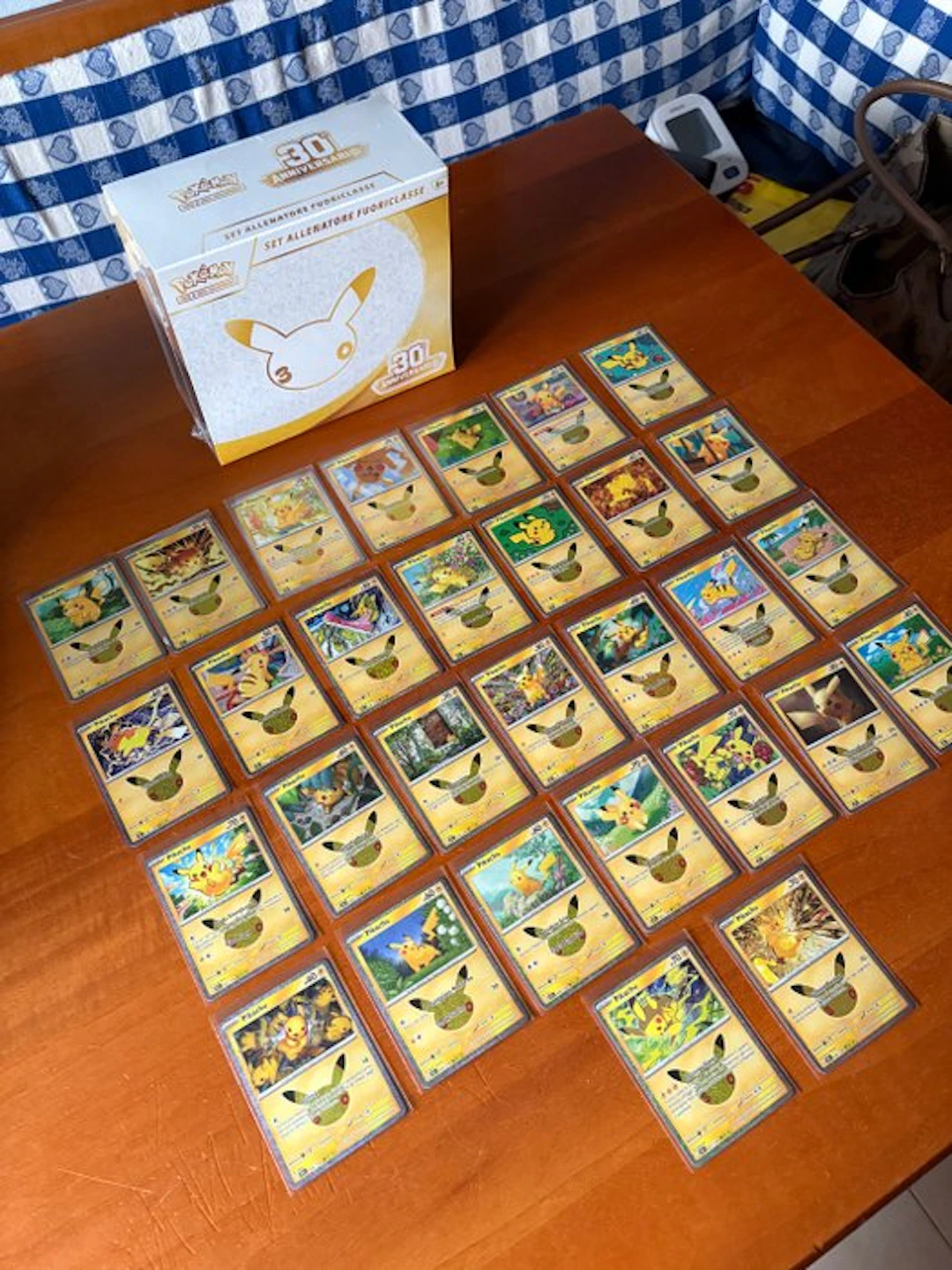 Pokémon - 30 Card - Pikachu Foil, Holo