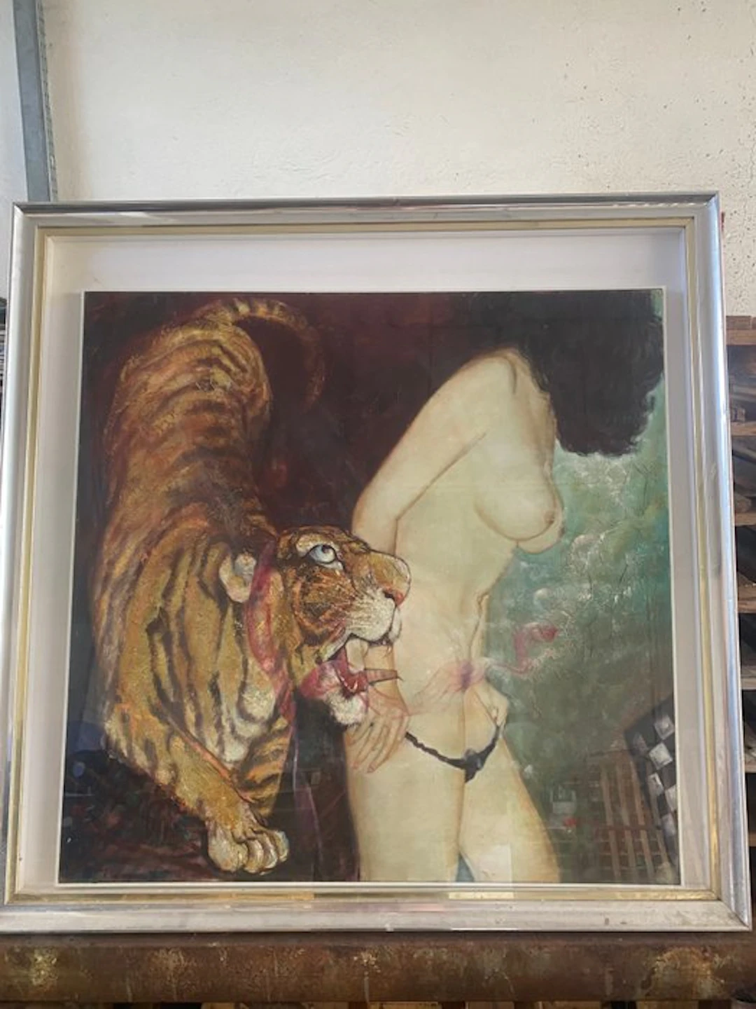 n. Jain - Tigre e figura femminile con dettagli in foglia d’oro.