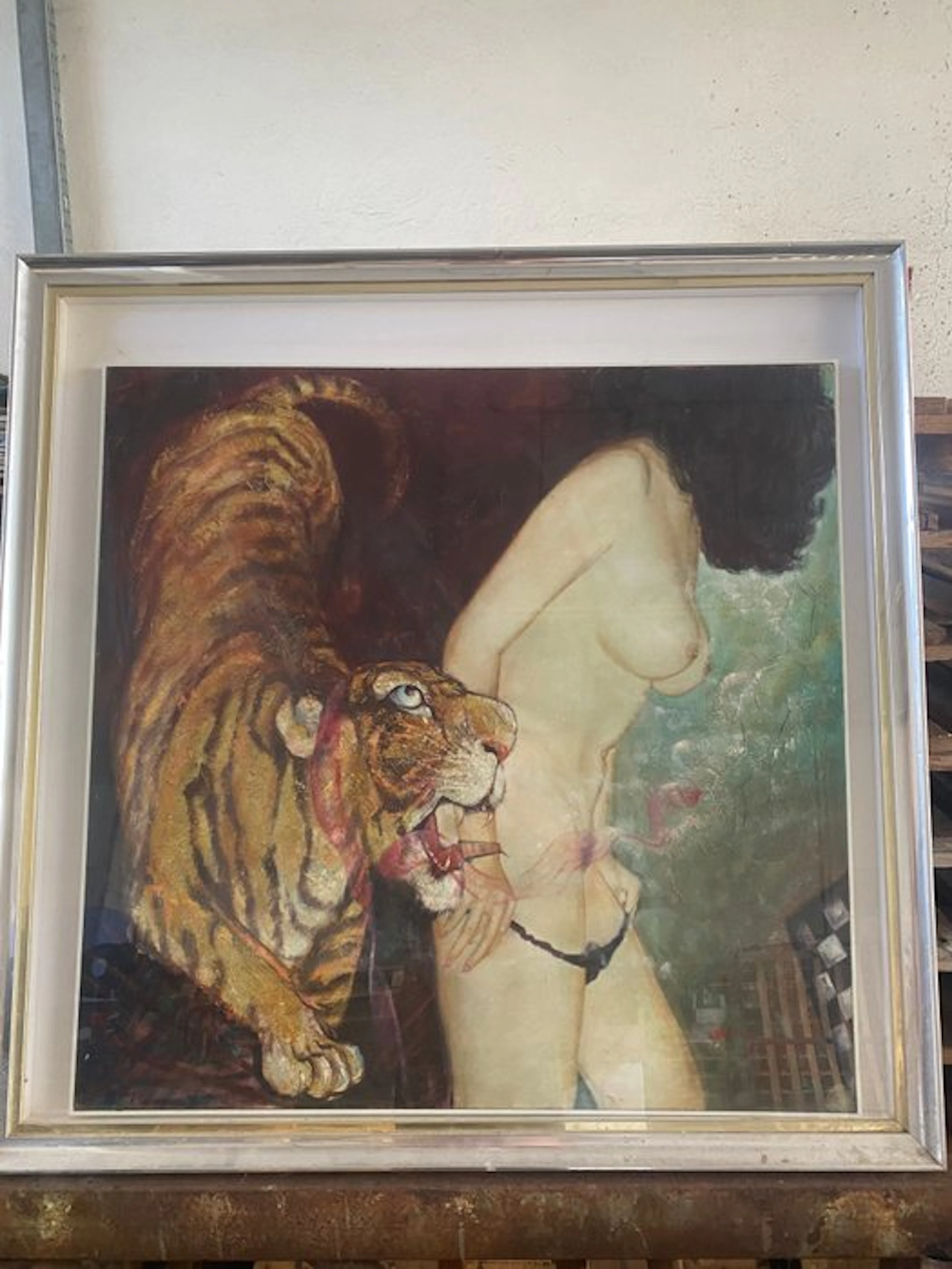 n. Jain - Tigre e figura femminile con dettagli in foglia d’oro.