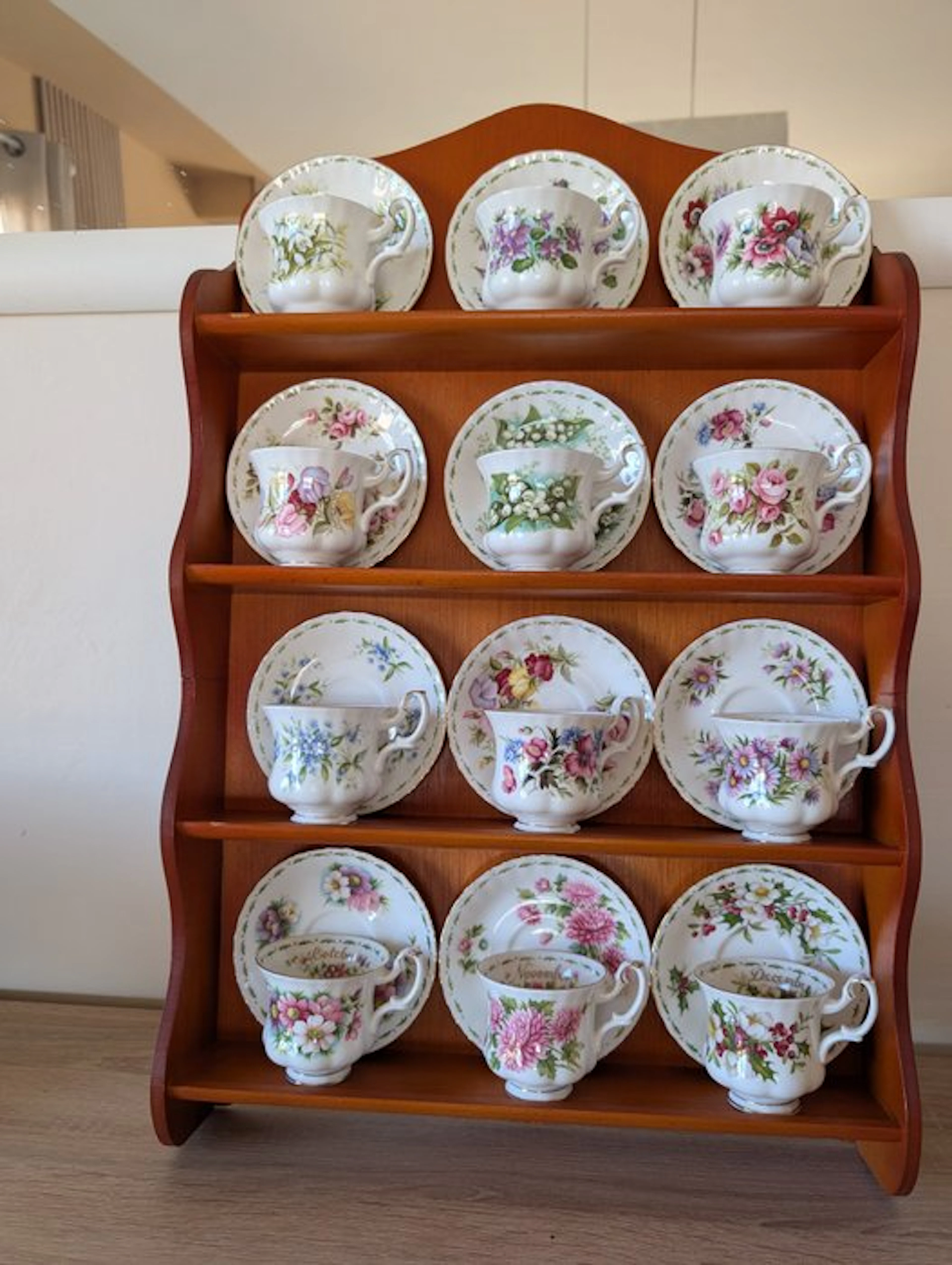 Royal Albert - Cup and saucer (12) - Porcelain