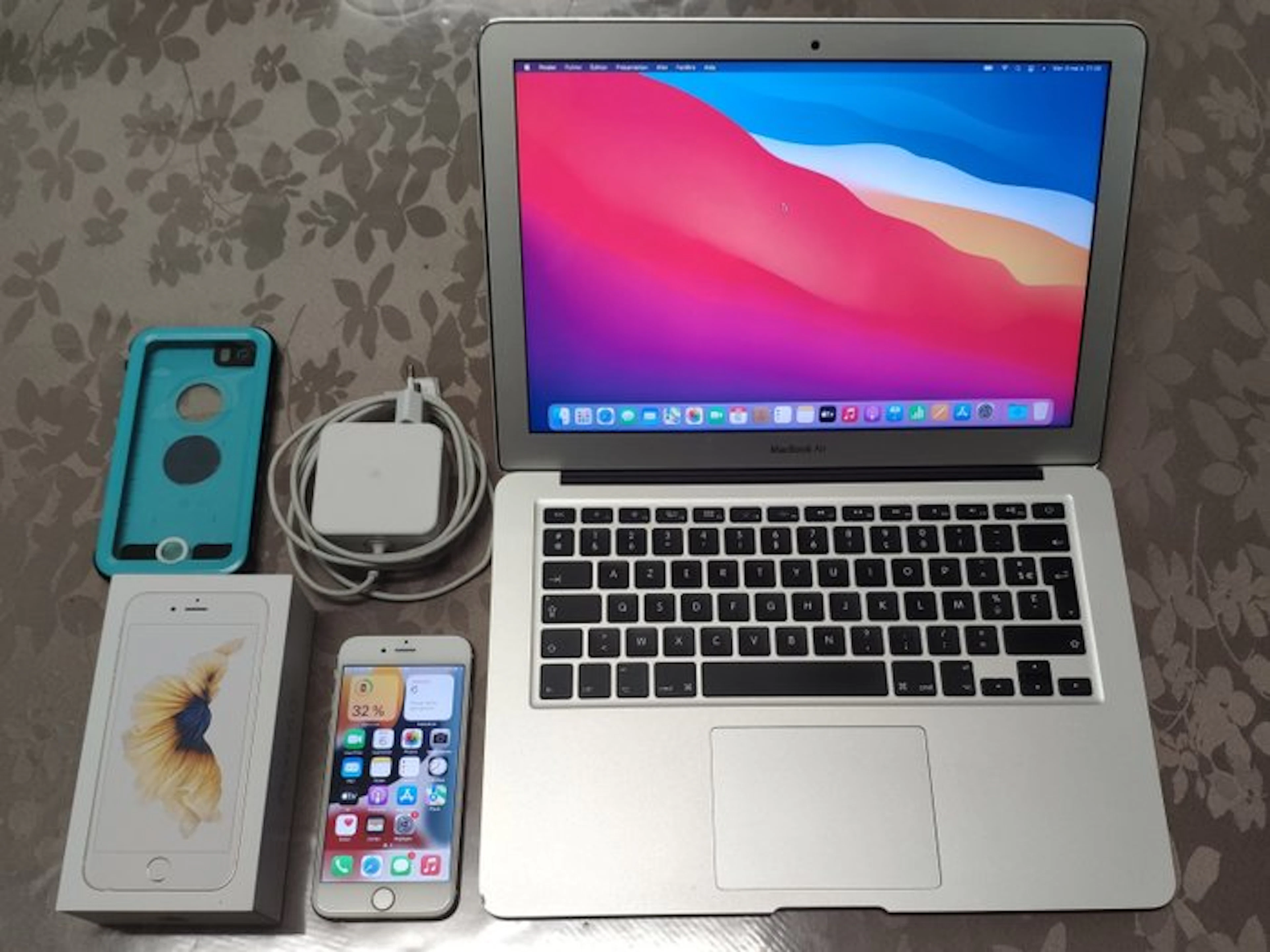 Apple MacBook Air 13" A1466, iPhone 6S A1688 - Laptop - In original box