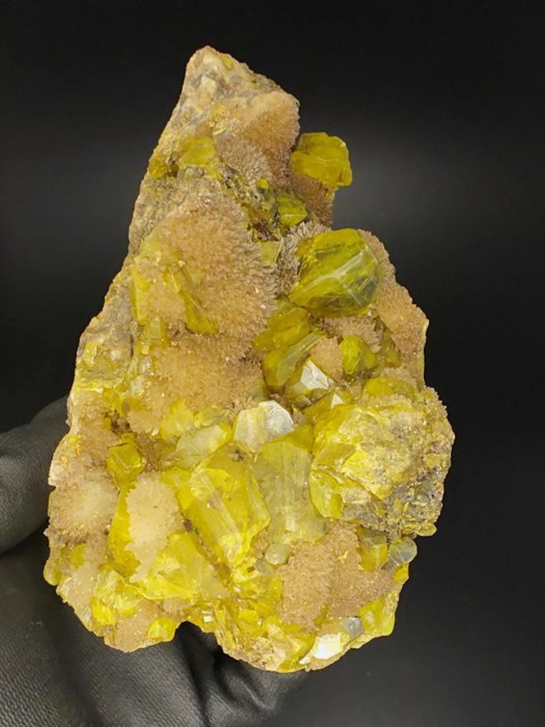Sulphur & Aragonite Fluorescent - Height: 10 cm - Width: 11 cm- 951 g