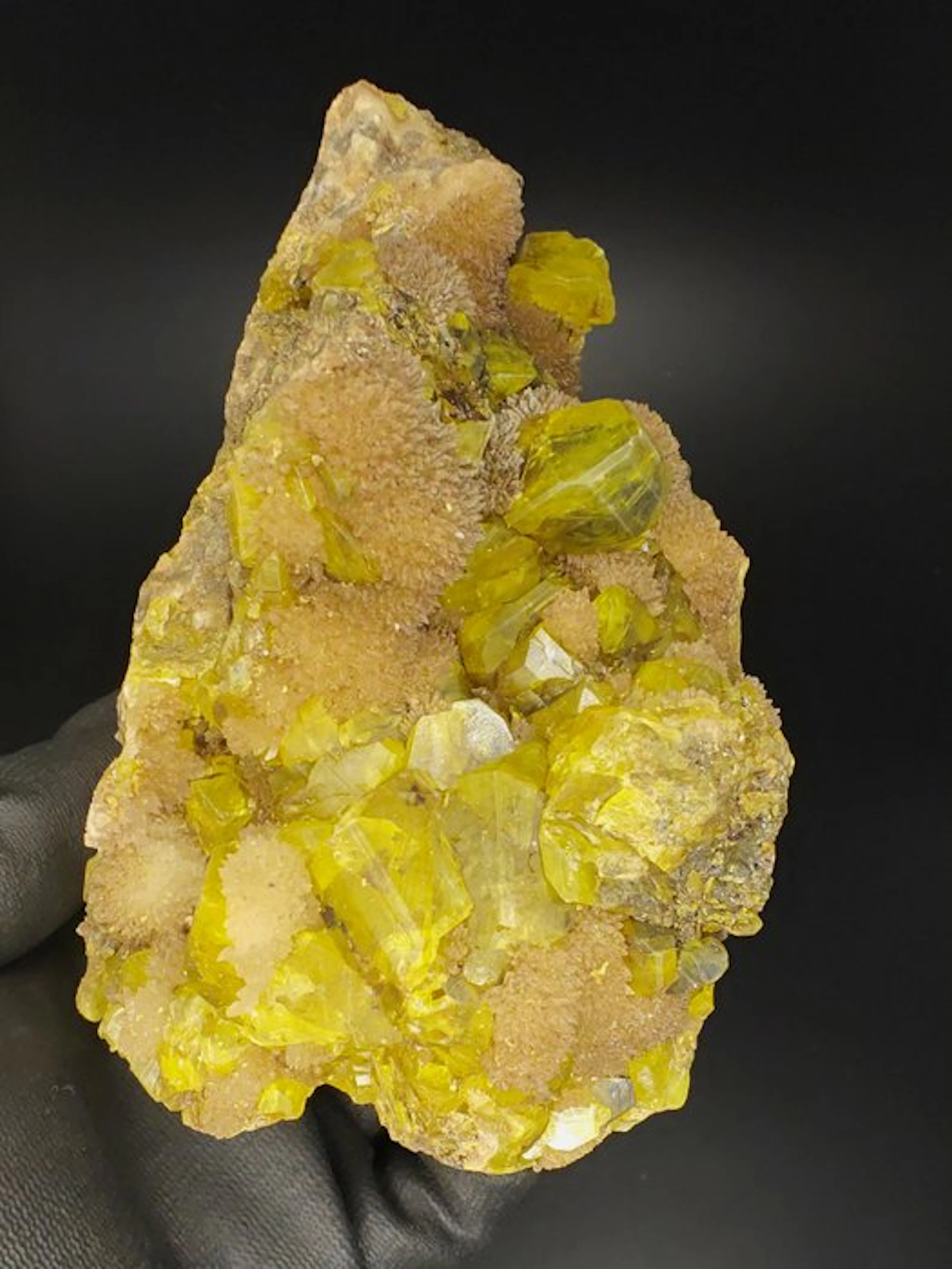 Sulphur & Aragonite Fluorescent - Height: 10 cm - Width: 11 cm- 951 g