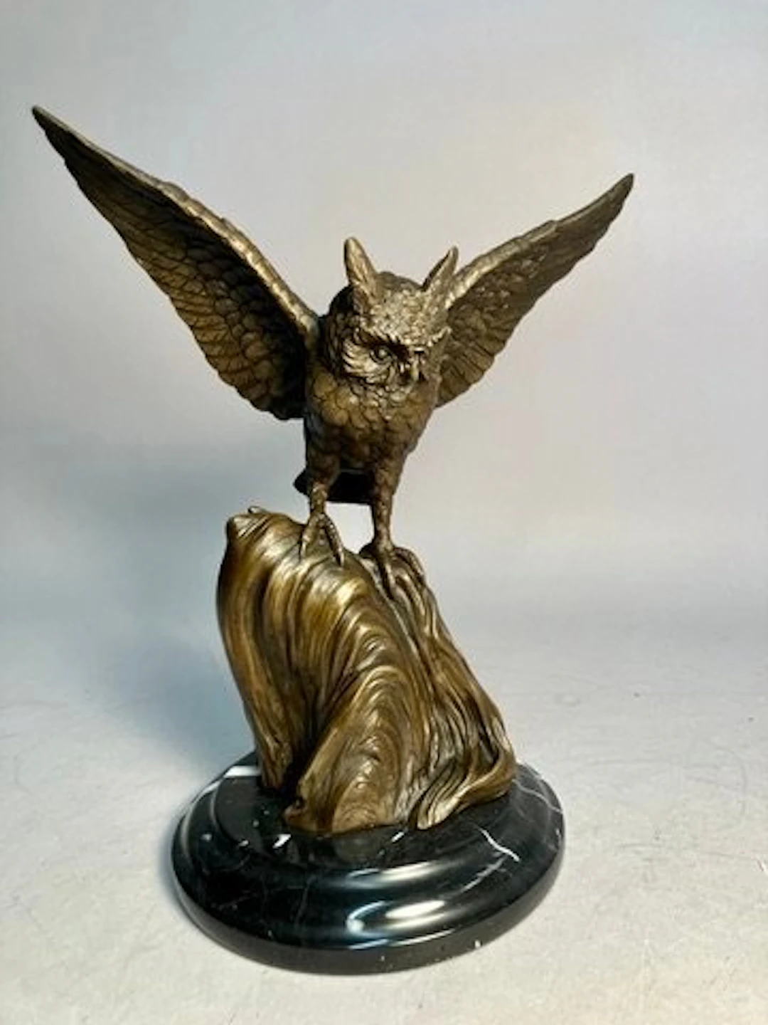 Statue, Uil spreid zijn zijn vleugels - 23 cm - Bronze
