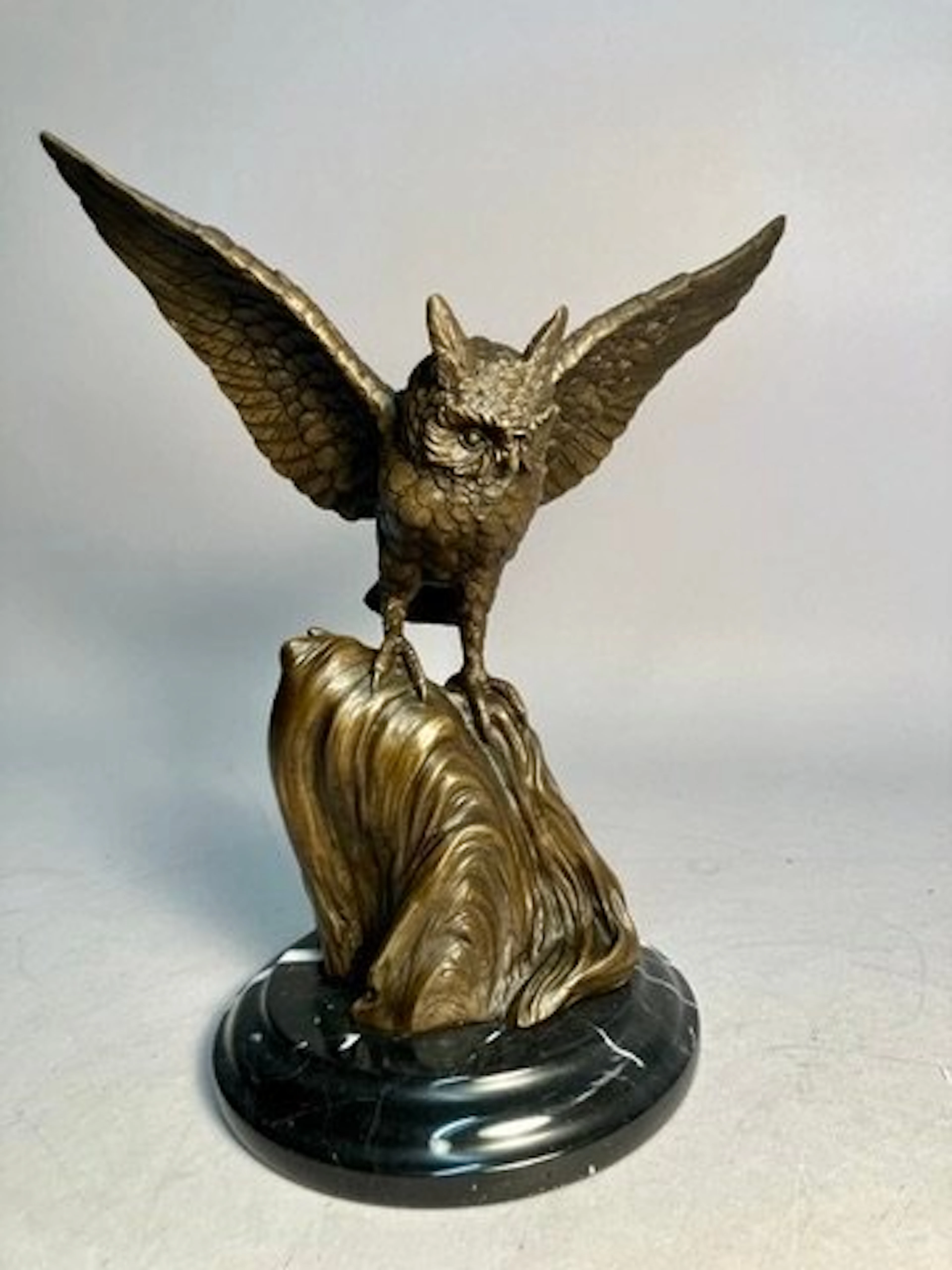 Statue, Uil spreid zijn zijn vleugels - 23 cm - Bronze