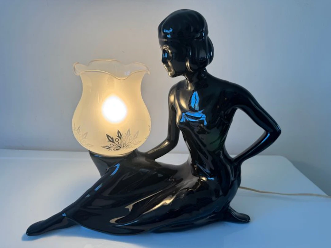 Table lamp - Ceramic - reclining pin-up woman